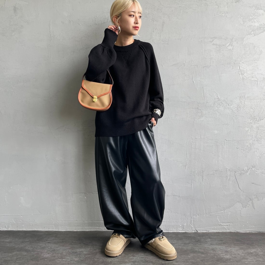 nenom [ネノム] スウェットライクニットプルオーバー [NE24131038] 09 BLACK &&モデル身長：150cm 着用サイズ：F&&
