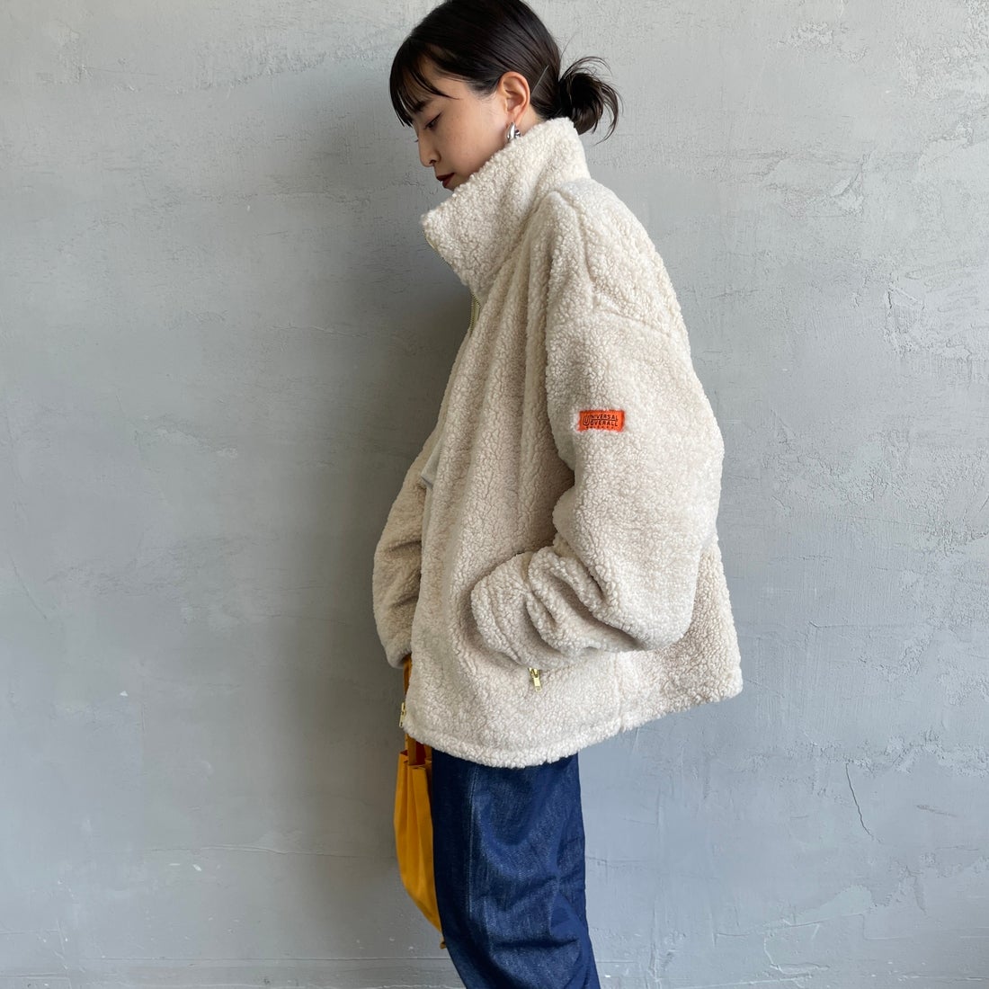 UNIVERSAL OVERALL [ユニバーサルオーバーオール] 別注 カールボアブルゾン [U2532400IN-JF] IVORY &&モデル身長：150cm 着用サイズ：F&&