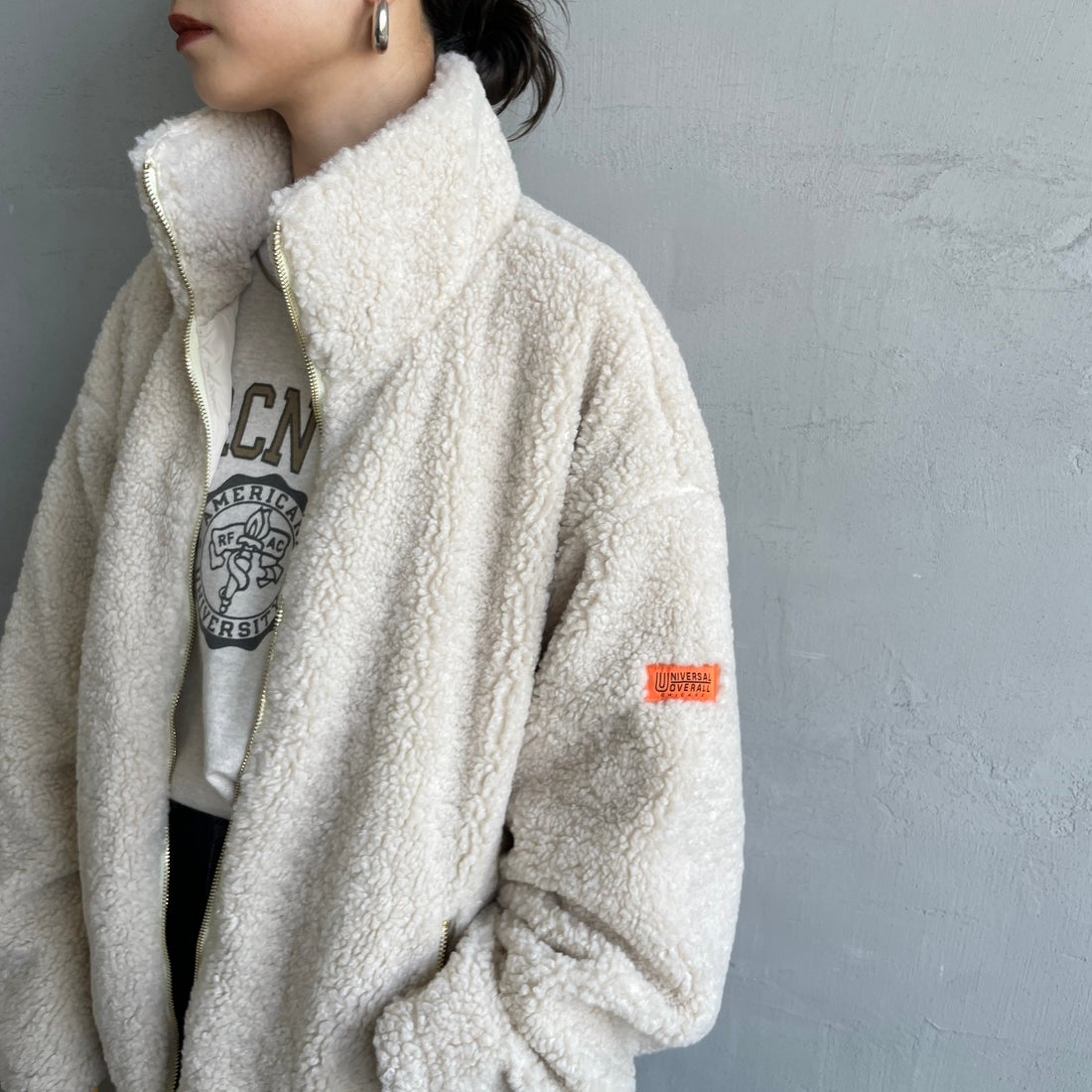 UNIVERSAL OVERALL [ユニバーサルオーバーオール] 別注 カールボアブルゾン [U2532400IN-JF] IVORY &&モデル身長：150cm 着用サイズ：F&&