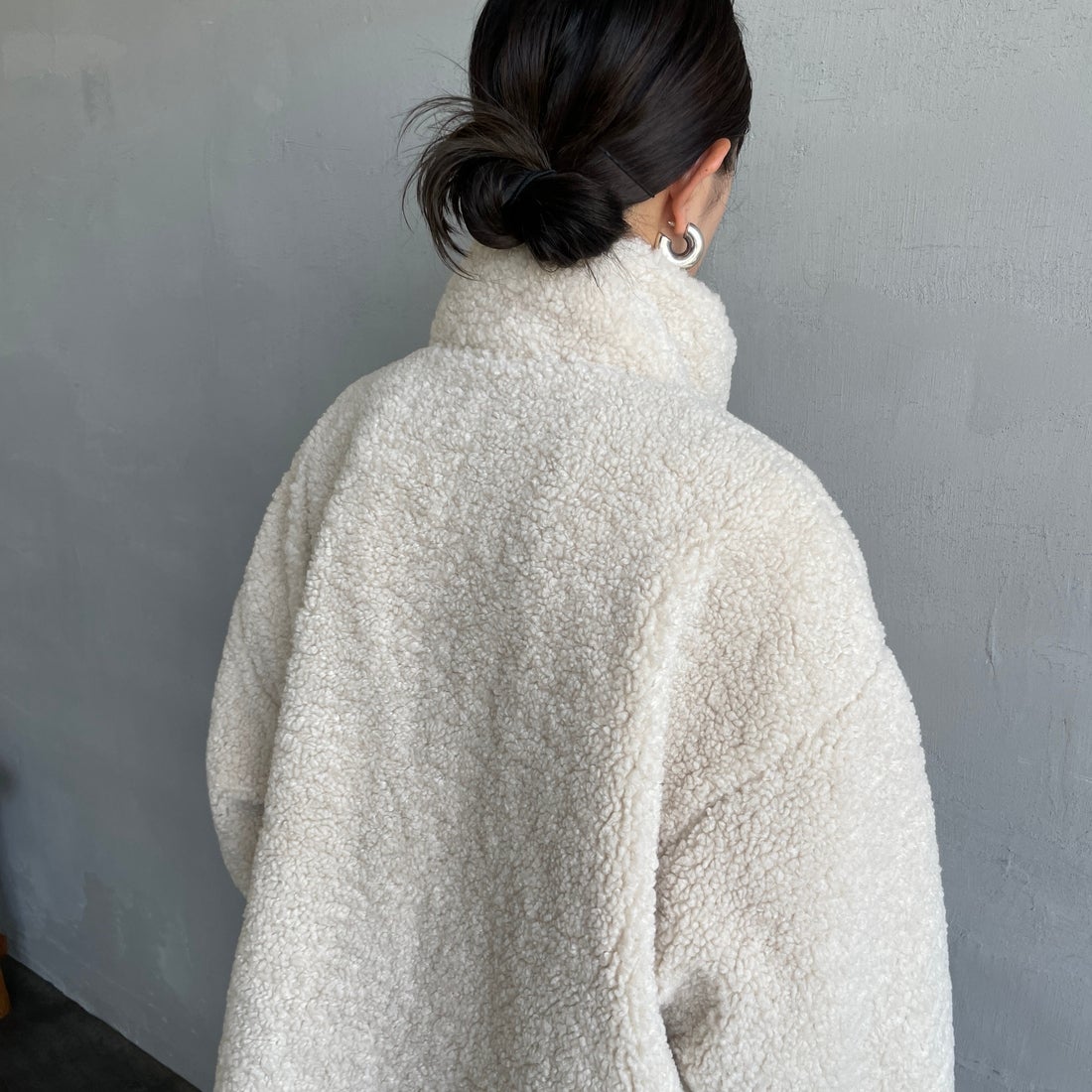 UNIVERSAL OVERALL [ユニバーサルオーバーオール] 別注 カールボアブルゾン [U2532400IN-JF] IVORY &&モデル身長：150cm 着用サイズ：F&&