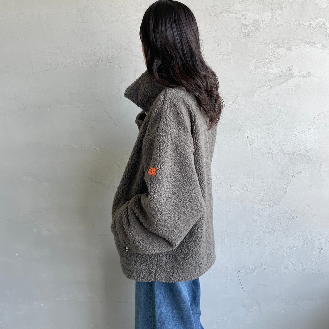 UNIVERSAL OVERALL [ユニバーサルオーバーオール] 別注 カールボアブルゾン [U2532400IN-JF] CHARCOAL &&モデル身長：160cm 着用サイズ：F&&