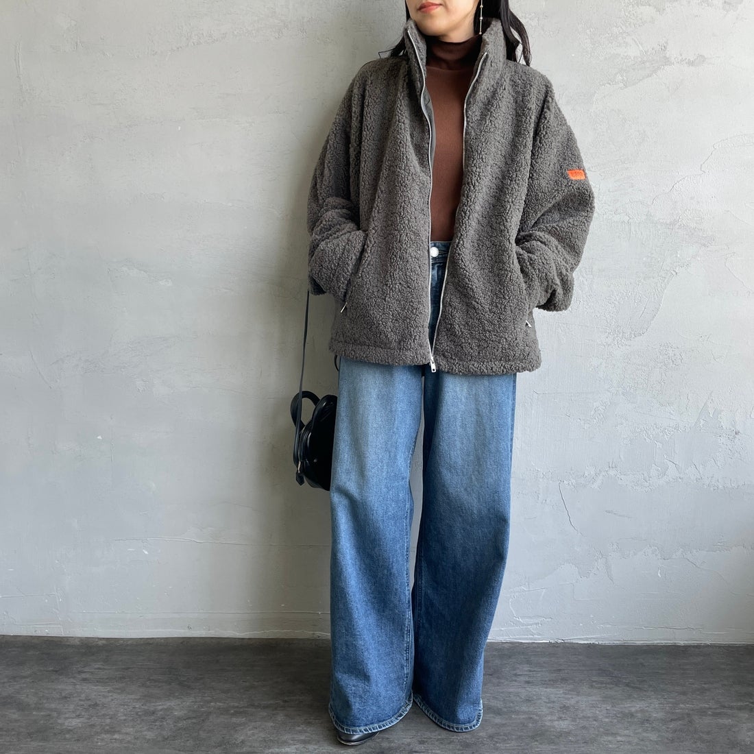 UNIVERSAL OVERALL [ユニバーサルオーバーオール] 別注 カールボアブルゾン [U2532400IN-JF] CHARCOAL &&モデル身長：160cm 着用サイズ：F&&