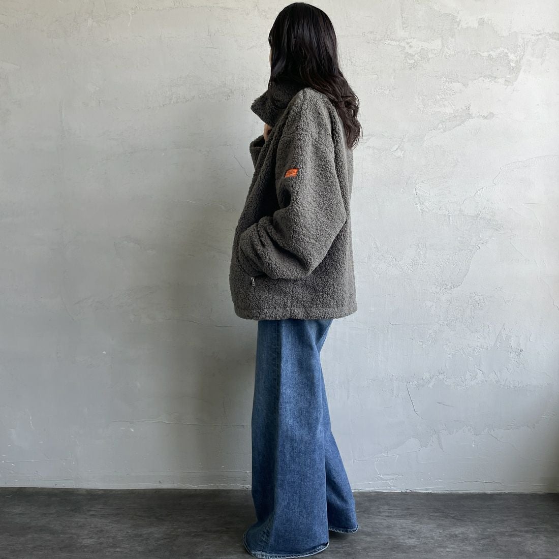 UNIVERSAL OVERALL [ユニバーサルオーバーオール] 別注 カールボアブルゾン [U2532400IN-JF] CHARCOAL &&モデル身長：160cm 着用サイズ：F&&