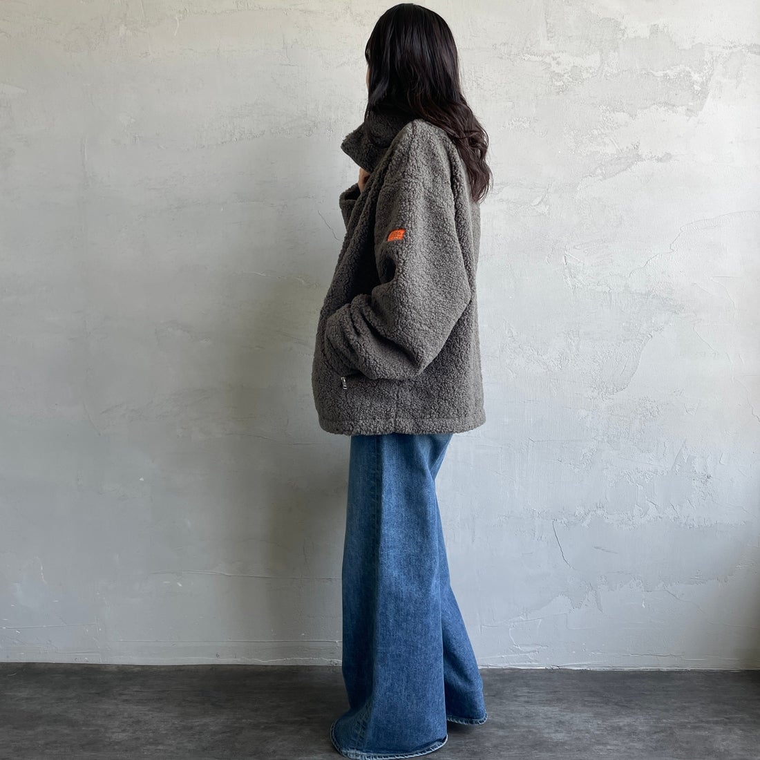 UNIVERSAL OVERALL [ユニバーサルオーバーオール] 別注 カールボアブルゾン [U2532400IN-JF] CHARCOAL &&モデル身長：160cm 着用サイズ：F&&