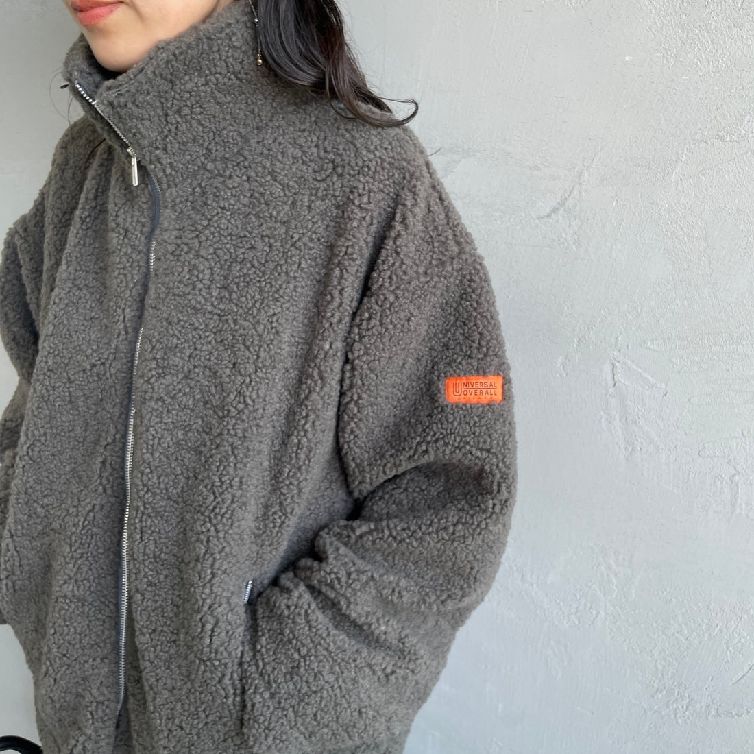 UNIVERSAL OVERALL [ユニバーサルオーバーオール] 別注 カールボアブルゾン [U2532400IN-JF] CHARCOAL &&モデル身長：160cm 着用サイズ：F&&