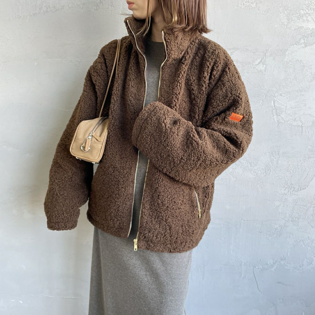 UNIVERSAL OVERALL [ユニバーサルオーバーオール] 別注 カールボアブルゾン [U2532400IN-JF] BROWN &&モデル身長：158cm 着用サイズ：F&&