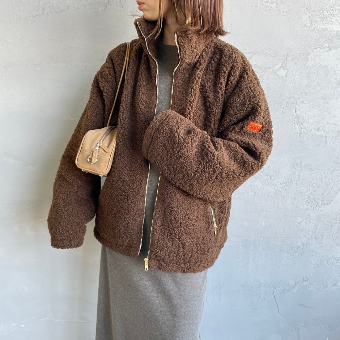 UNIVERSAL OVERALL [ユニバーサルオーバーオール] 別注 カールボアブルゾン [U2532400IN-JF] BROWN &&モデル身長：158cm 着用サイズ：F&&