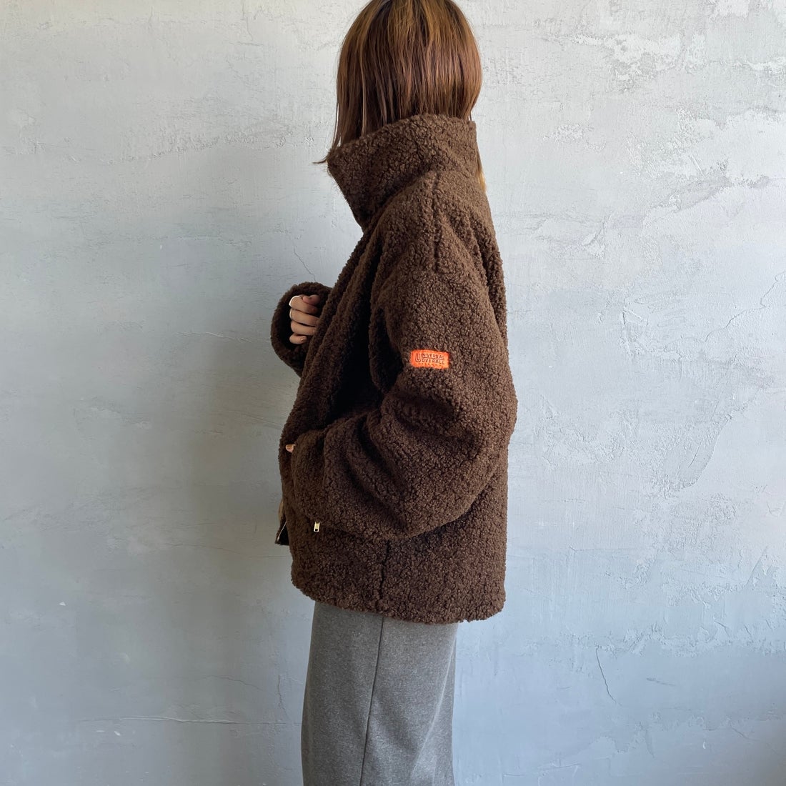 UNIVERSAL OVERALL [ユニバーサルオーバーオール] 別注 カールボアブルゾン [U2532400IN-JF] BROWN &&モデル身長：158cm 着用サイズ：F&&