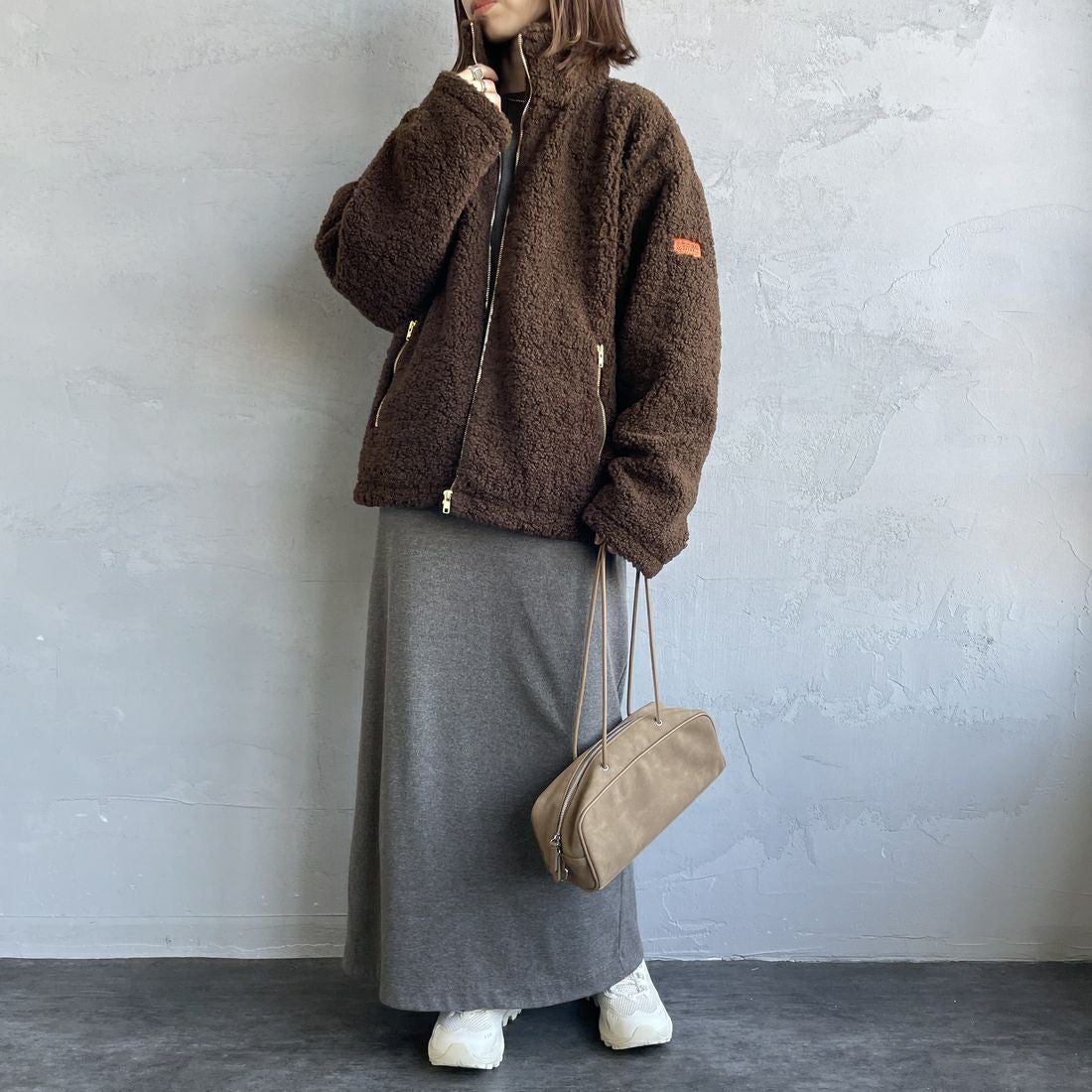 UNIVERSAL OVERALL [ユニバーサルオーバーオール] 別注 カールボアブルゾン [U2532400IN-JF] BROWN &&モデル身長：158cm 着用サイズ：F&&