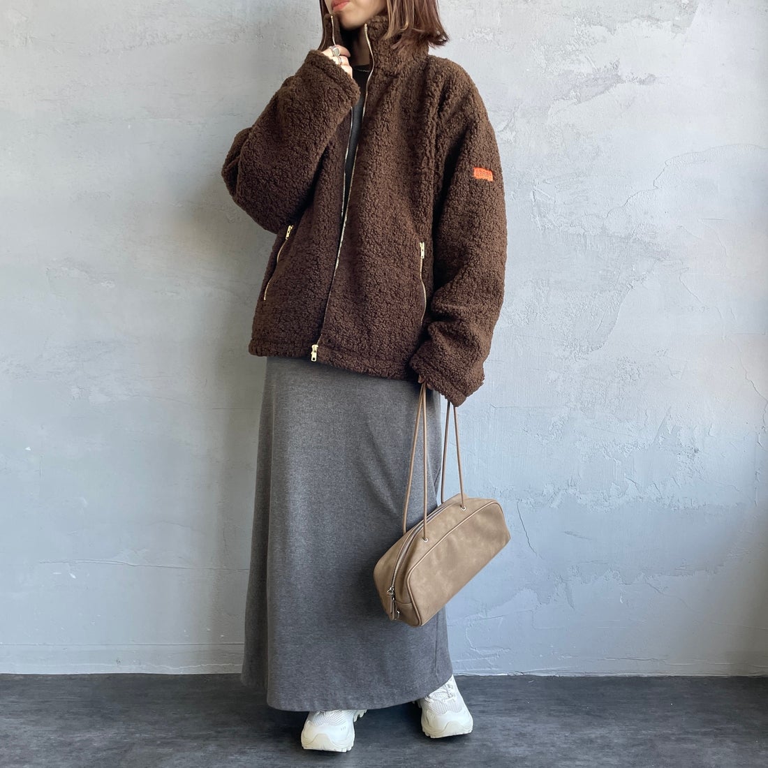 UNIVERSAL OVERALL [ユニバーサルオーバーオール] 別注 カールボアブルゾン [U2532400IN-JF] BROWN &&モデル身長：158cm 着用サイズ：F&&