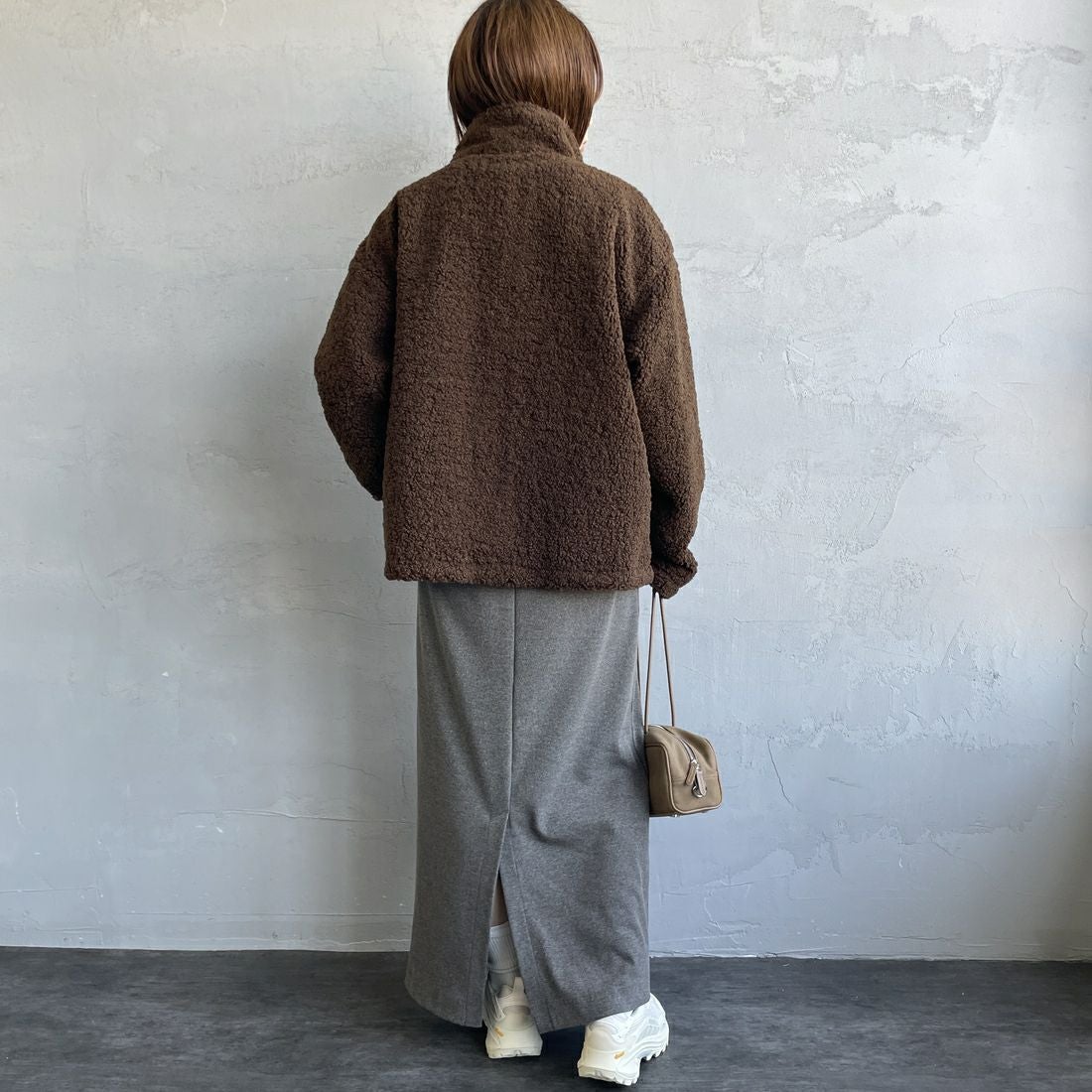 UNIVERSAL OVERALL [ユニバーサルオーバーオール] 別注 カールボアブルゾン [U2532400IN-JF] BROWN &&モデル身長：158cm 着用サイズ：F&&