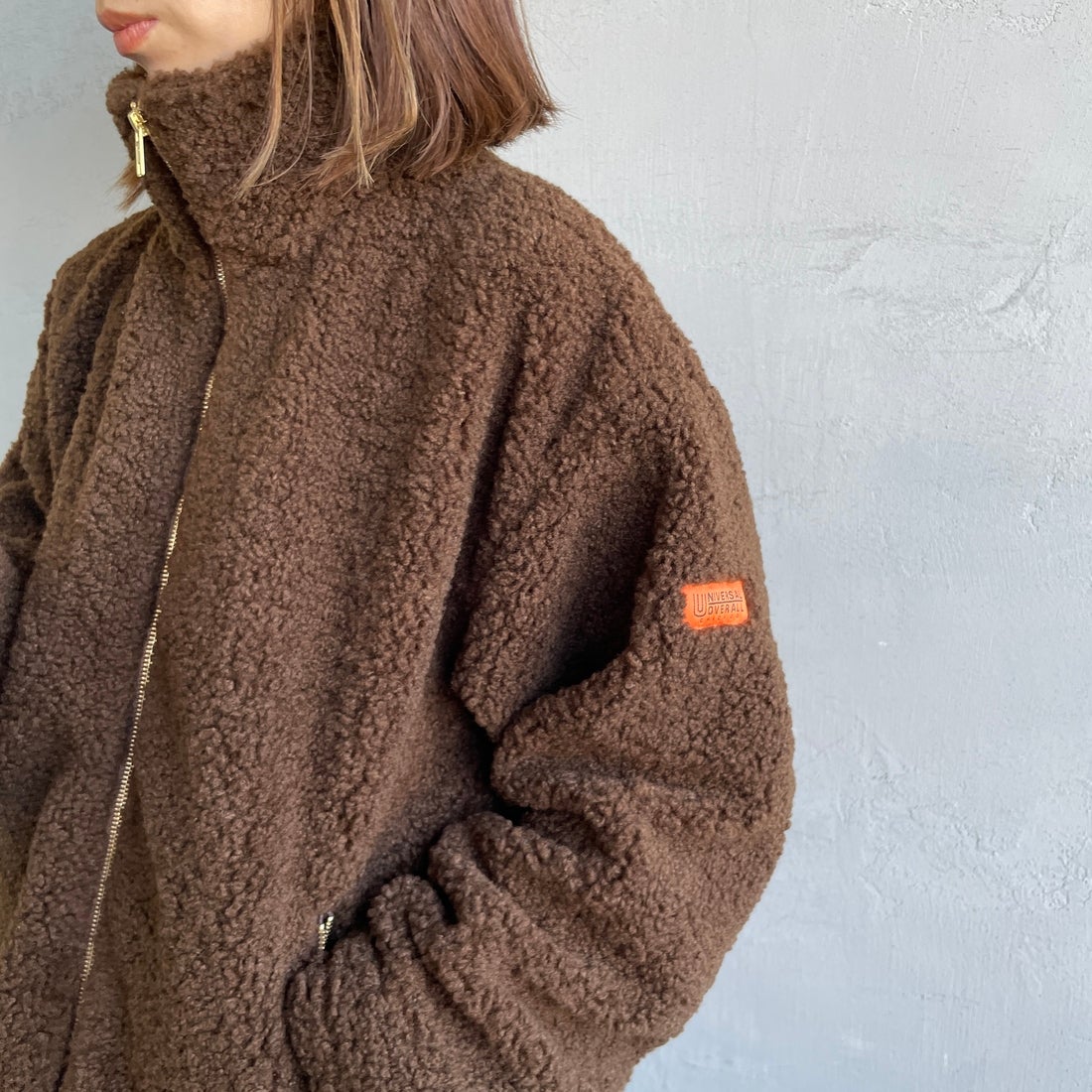 UNIVERSAL OVERALL [ユニバーサルオーバーオール] 別注 カールボアブルゾン [U2532400IN-JF] BROWN &&モデル身長：158cm 着用サイズ：F&&