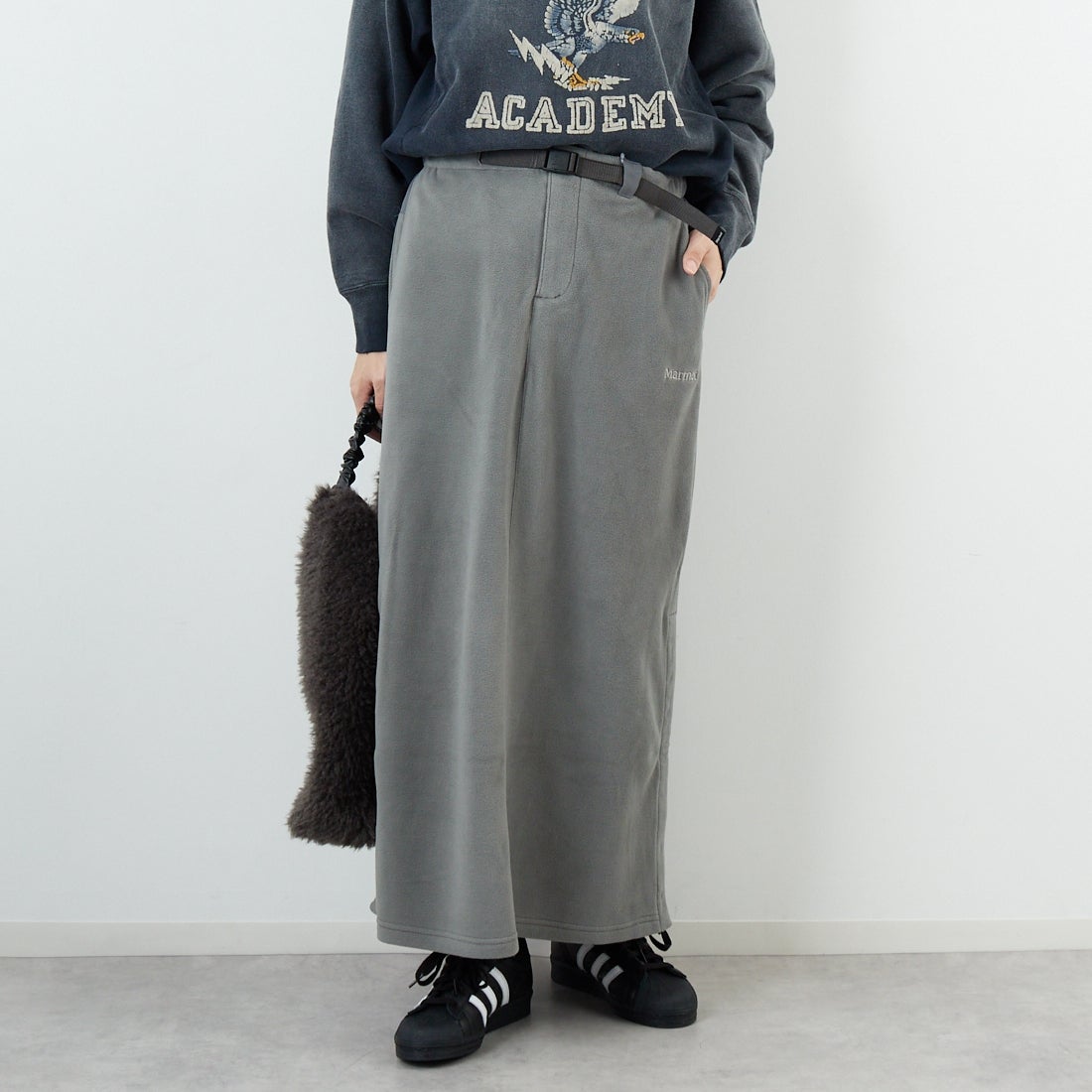 Marmot [マーモット] ウィメンズ ポーラライトフリーススカート [MTFW25WFL038] KHAKI &&モデル身長：162cm 着用サイズ：M&&