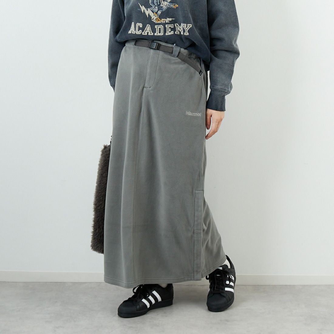 Marmot [マーモット] ウィメンズ ポーラライトフリーススカート [MTFW25WFL038] KHAKI &&モデル身長：162cm 着用サイズ：M&&