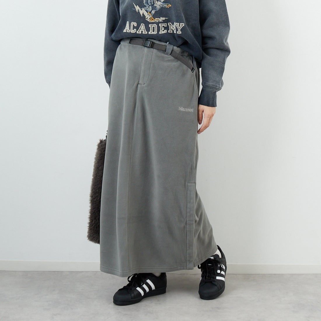 Marmot [マーモット] ウィメンズ ポーラライトフリーススカート [MTFW25WFL038] KHAKI &&モデル身長：162cm 着用サイズ：M&&