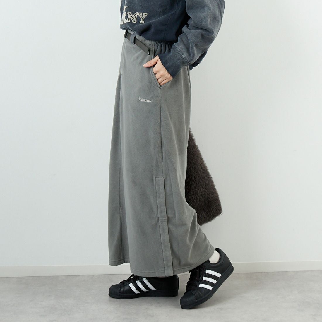 Marmot [マーモット] ウィメンズ ポーラライトフリーススカート [MTFW25WFL038] KHAKI &&モデル身長：162cm 着用サイズ：M&&