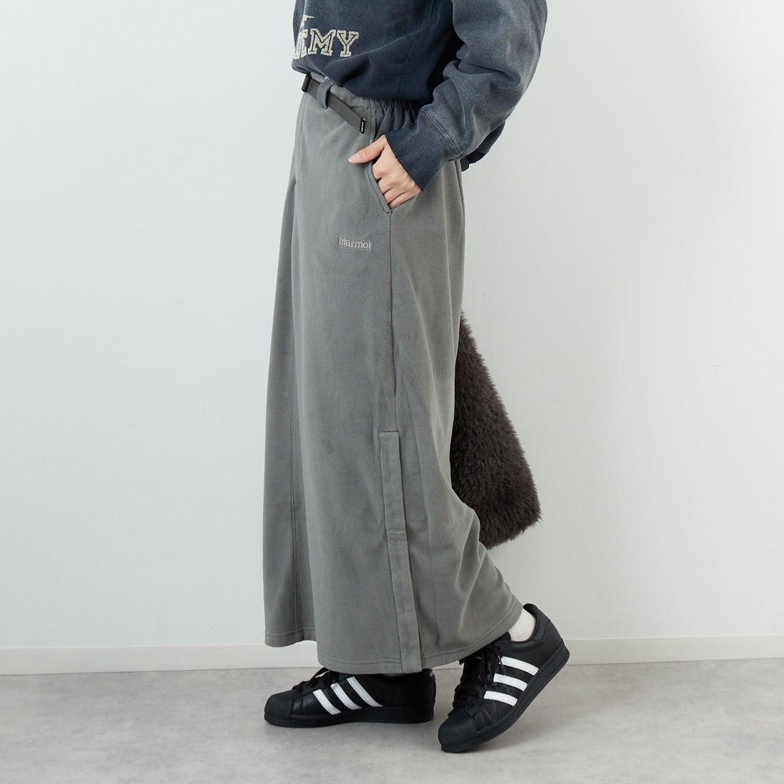 Marmot [マーモット] ウィメンズ ポーラライトフリーススカート [MTFW25WFL038] KHAKI &&モデル身長：162cm 着用サイズ：M&&