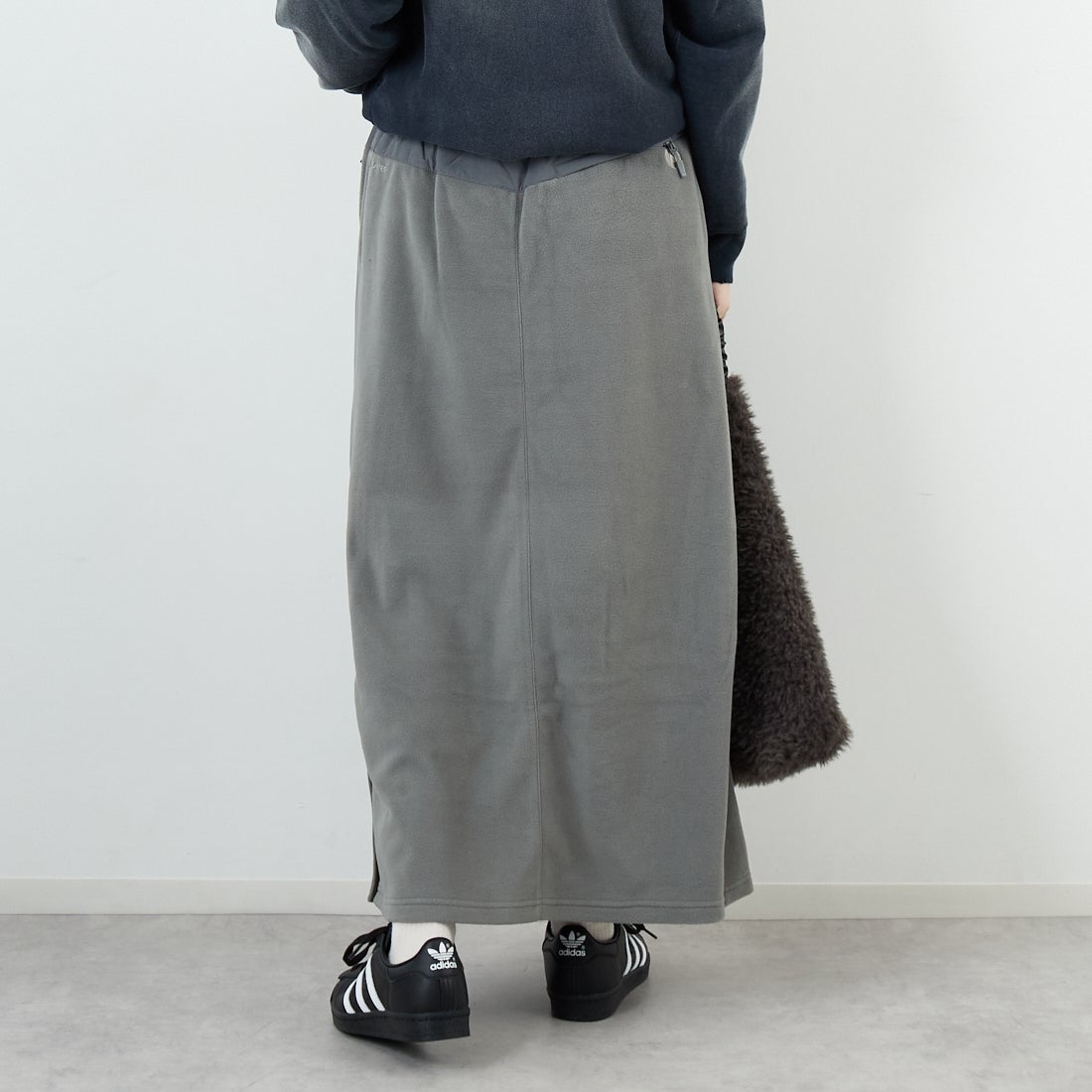 Marmot [マーモット] ウィメンズ ポーラライトフリーススカート [MTFW25WFL038] KHAKI &&モデル身長：162cm 着用サイズ：M&&