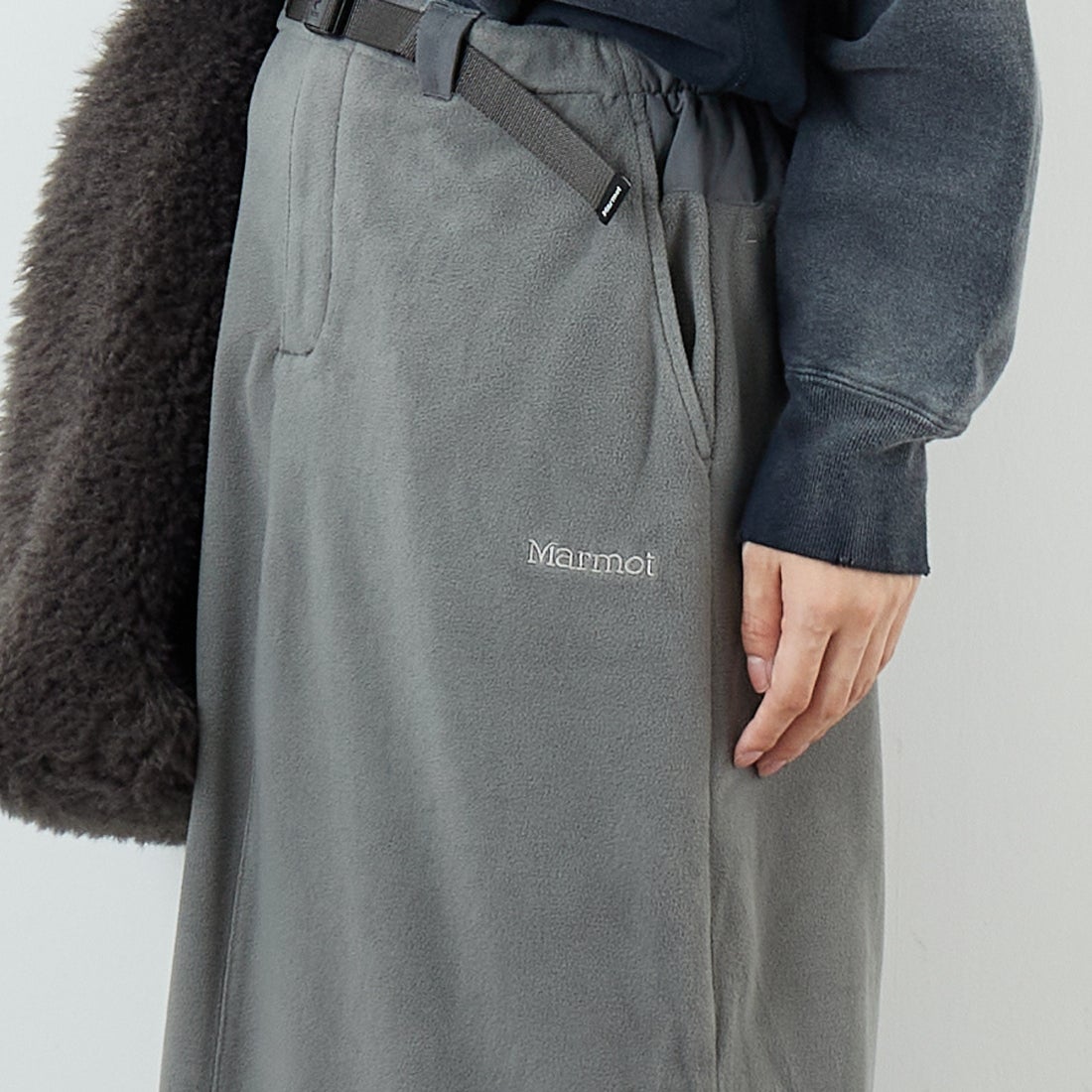 Marmot [マーモット] ウィメンズ ポーラライトフリーススカート [MTFW25WFL038] KHAKI &&モデル身長：162cm 着用サイズ：M&&