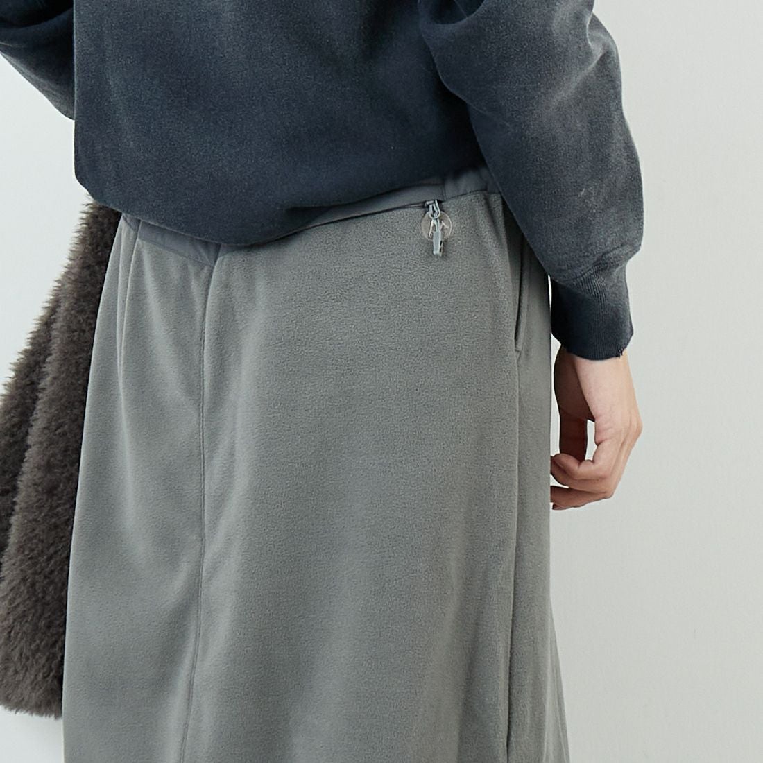 Marmot [マーモット] ウィメンズ ポーラライトフリーススカート [MTFW25WFL038] KHAKI &&モデル身長：162cm 着用サイズ：M&&