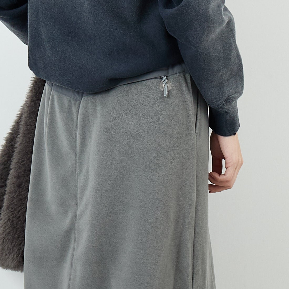 Marmot [マーモット] ウィメンズ ポーラライトフリーススカート [MTFW25WFL038] KHAKI &&モデル身長：162cm 着用サイズ：M&&