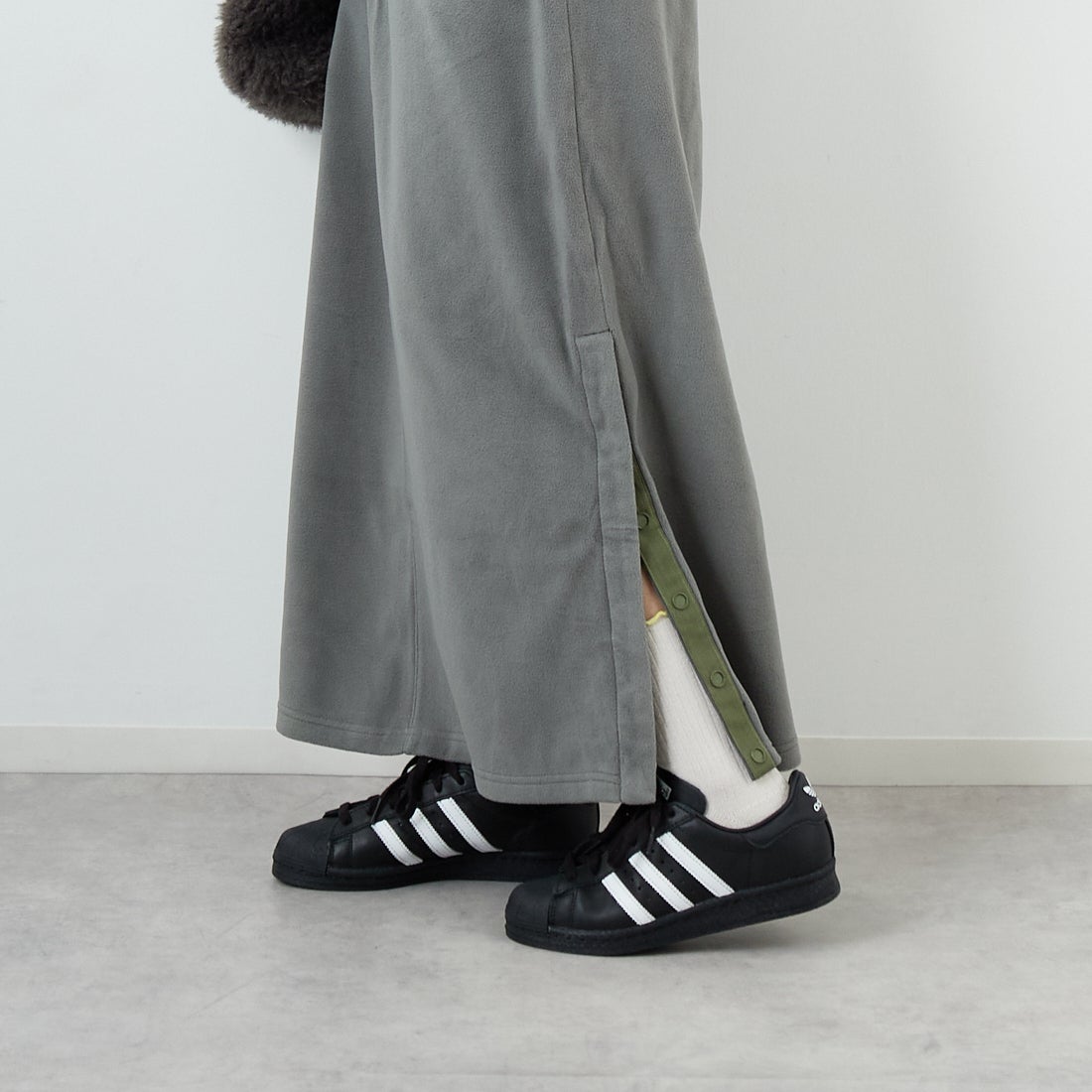 Marmot [マーモット] ウィメンズ ポーラライトフリーススカート [MTFW25WFL038] KHAKI &&モデル身長：162cm 着用サイズ：M&&