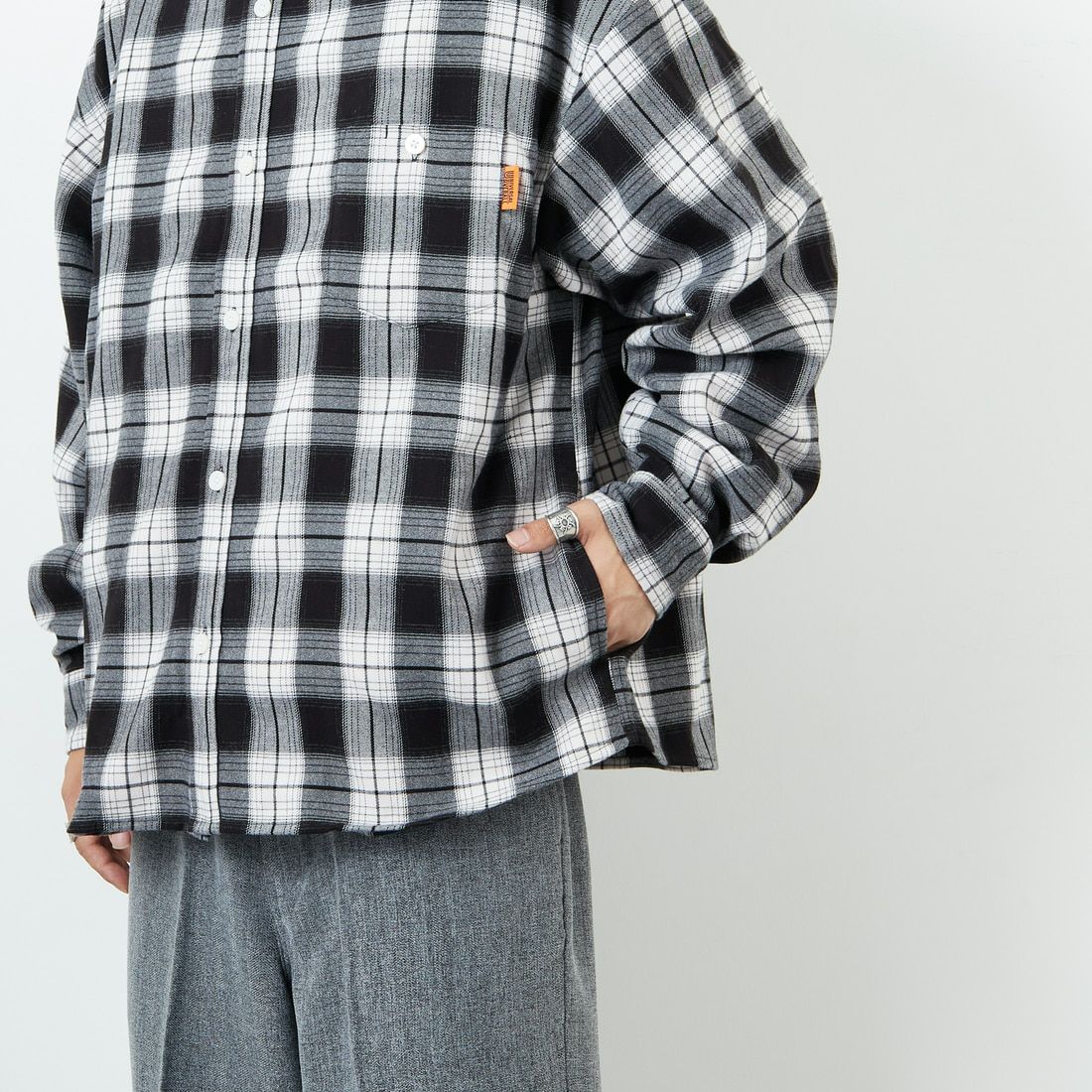 UNIVERSAL OVERALL [ユニバーサルオーバーオール] 別注 ビッグシルエットパジャマシャツ [U2511100IN-JF] BLACK &&モデル身長：179cm 着用サイズ：L&&