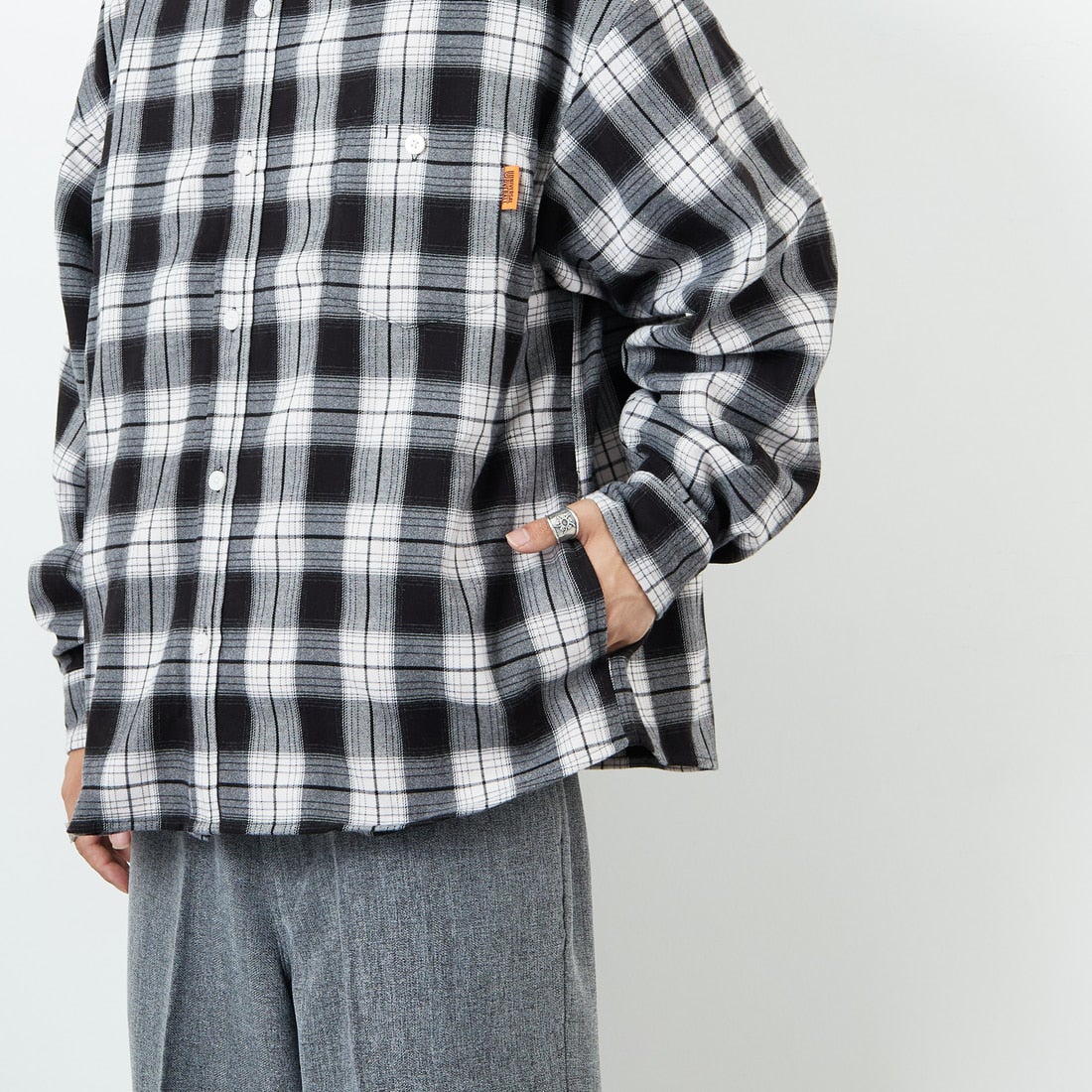 UNIVERSAL OVERALL [ユニバーサルオーバーオール] 別注 ビッグシルエットパジャマシャツ [U2511100IN-JF] BLACK &&モデル身長：179cm 着用サイズ：L&&