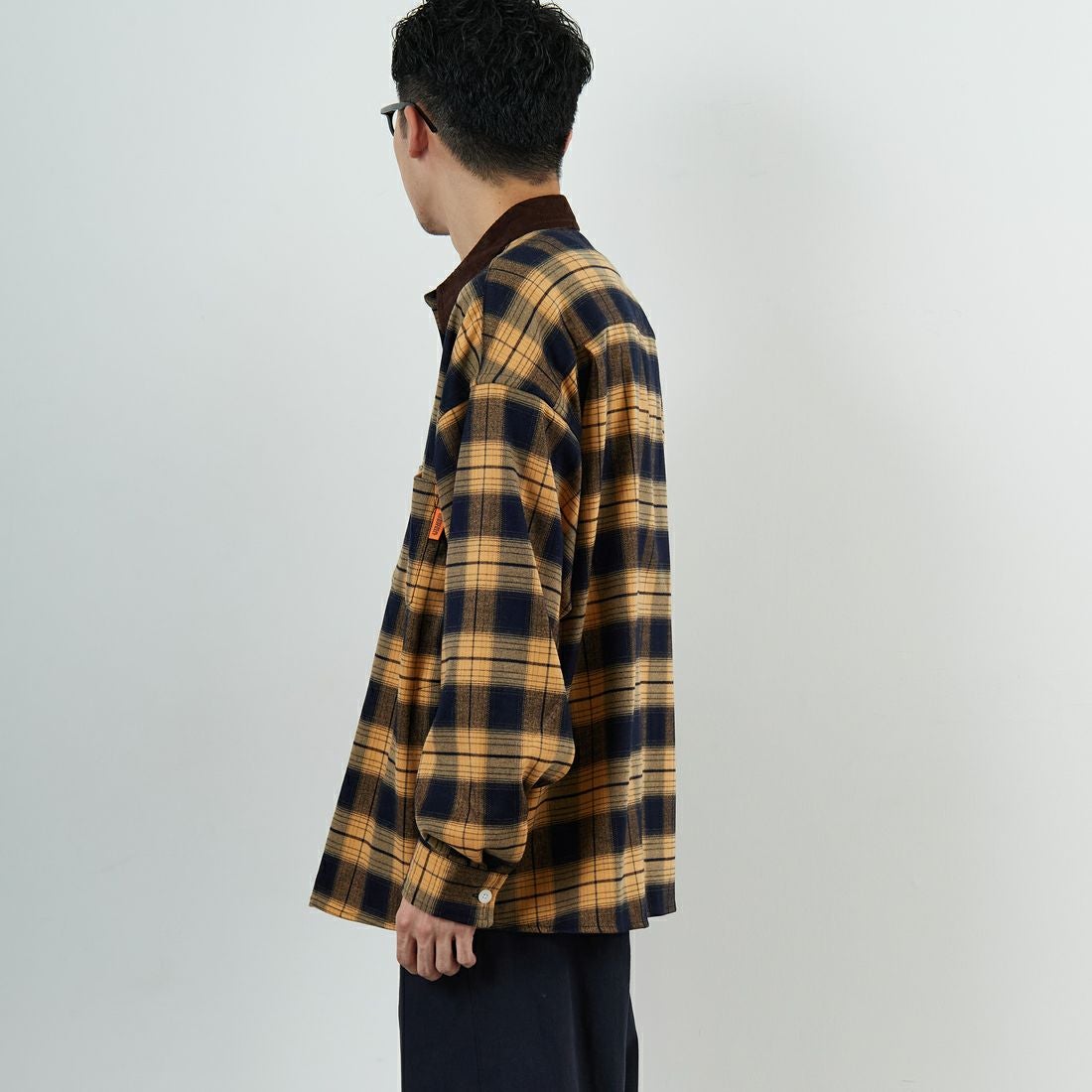 UNIVERSAL OVERALL [ユニバーサルオーバーオール] 別注 ビッグシルエットパジャマシャツ [U2511100IN-JF] YELLOW &&モデル身長：168cm 着用サイズ：M&&