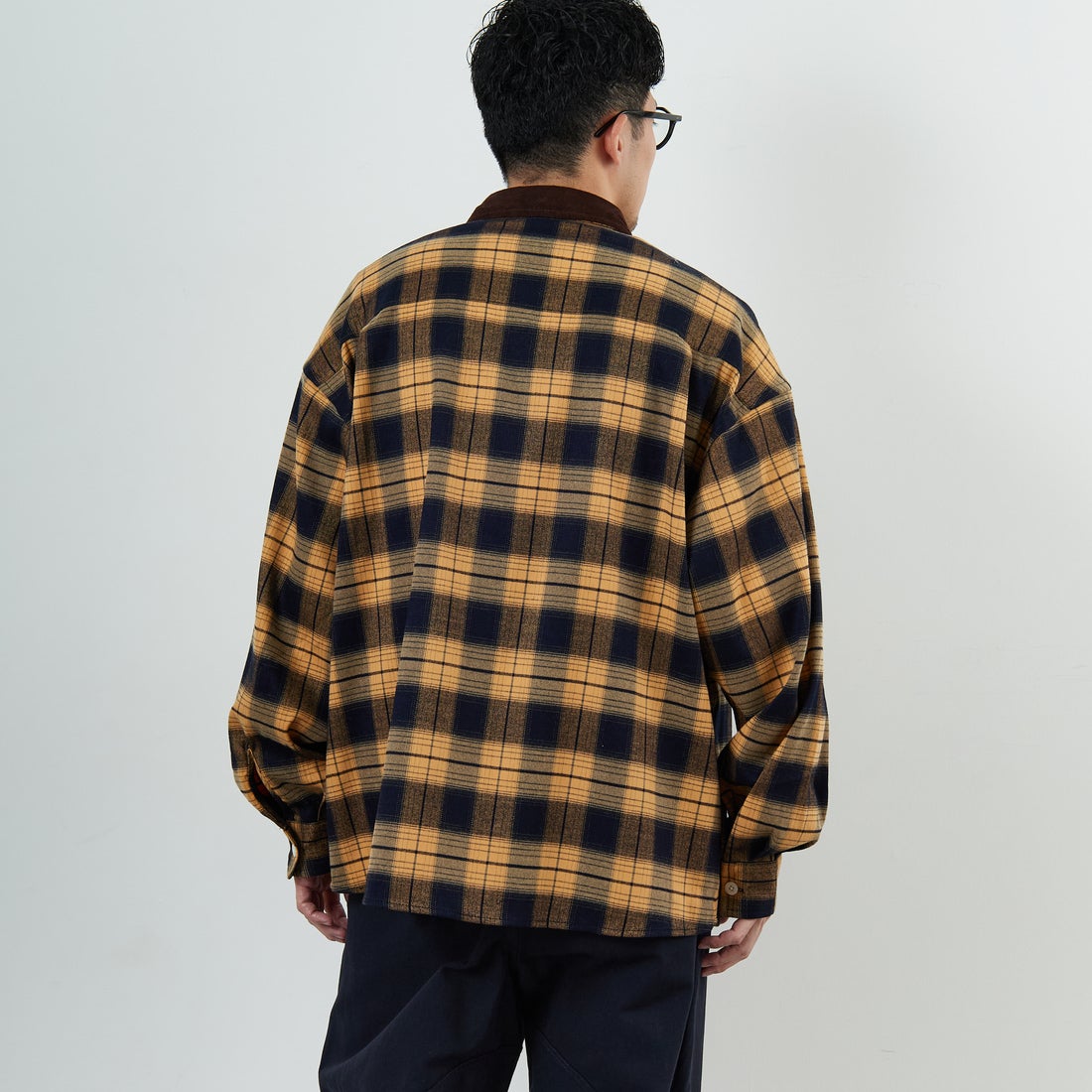 UNIVERSAL OVERALL [ユニバーサルオーバーオール] 別注 ビッグシルエットパジャマシャツ [U2511100IN-JF] YELLOW &&モデル身長：168cm 着用サイズ：M&&