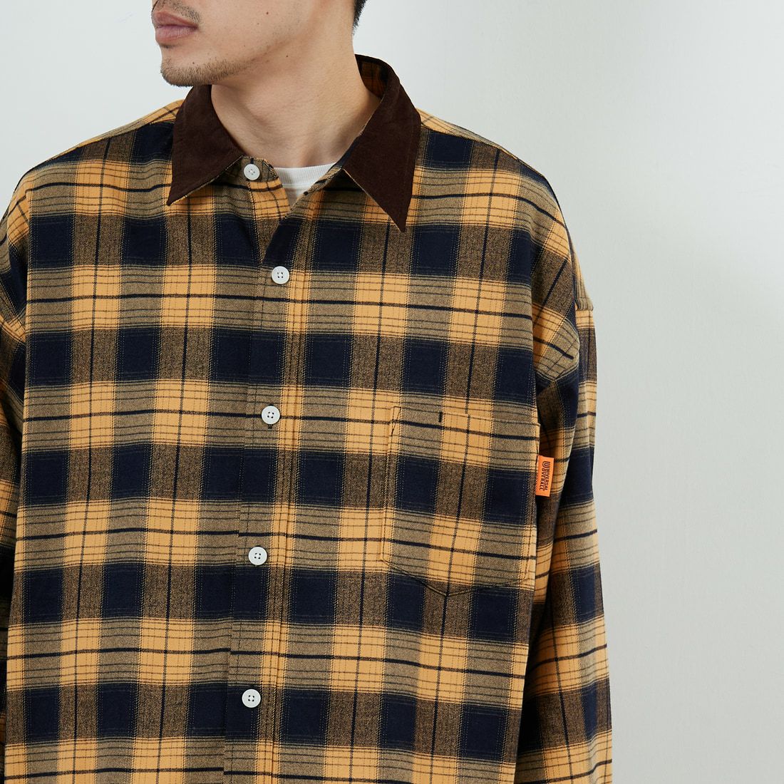 UNIVERSAL OVERALL [ユニバーサルオーバーオール] 別注 ビッグシルエットパジャマシャツ [U2511100IN-JF] YELLOW &&モデル身長：168cm 着用サイズ：M&&