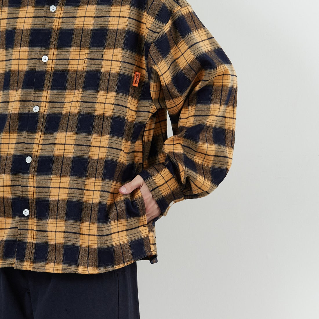 UNIVERSAL OVERALL [ユニバーサルオーバーオール] 別注 ビッグシルエットパジャマシャツ [U2511100IN-JF] YELLOW &&モデル身長：168cm 着用サイズ：M&&