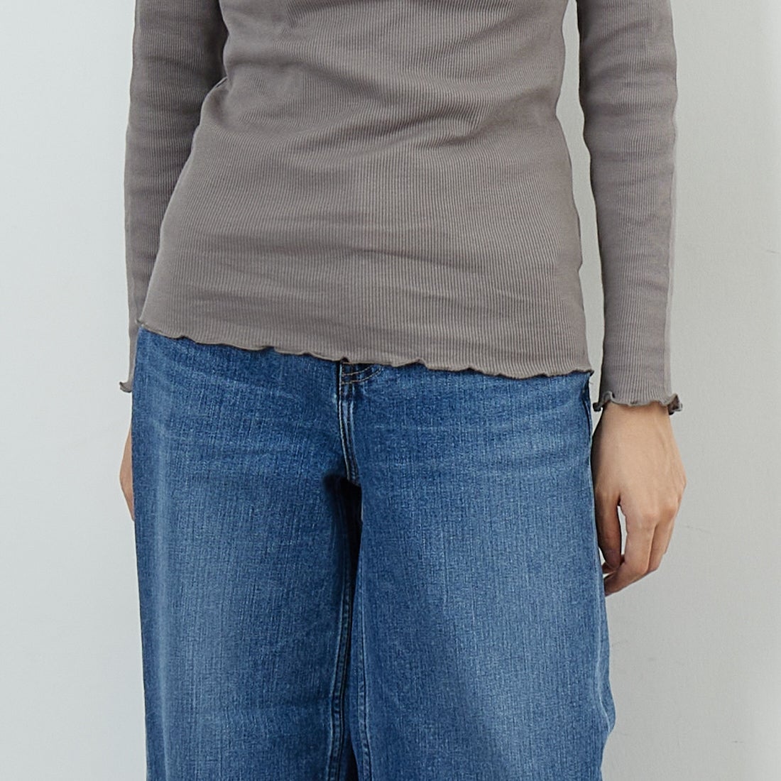 tumugu: [ツムグ] コットンノヴァテレコ フリルハイネックカットソー [TC20103] 84 GRAY &&モデル身長：162cm 着用サイズ：F&&