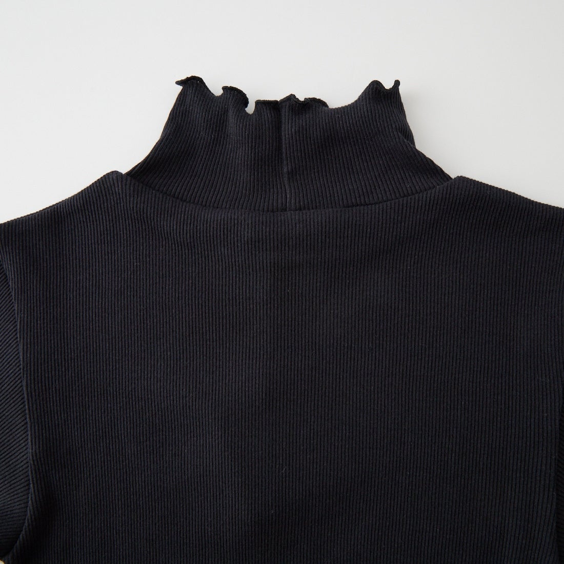 tumugu: [ツムグ] コットンノヴァテレコ フリルハイネックカットソー [TC20103] 99 BLACK