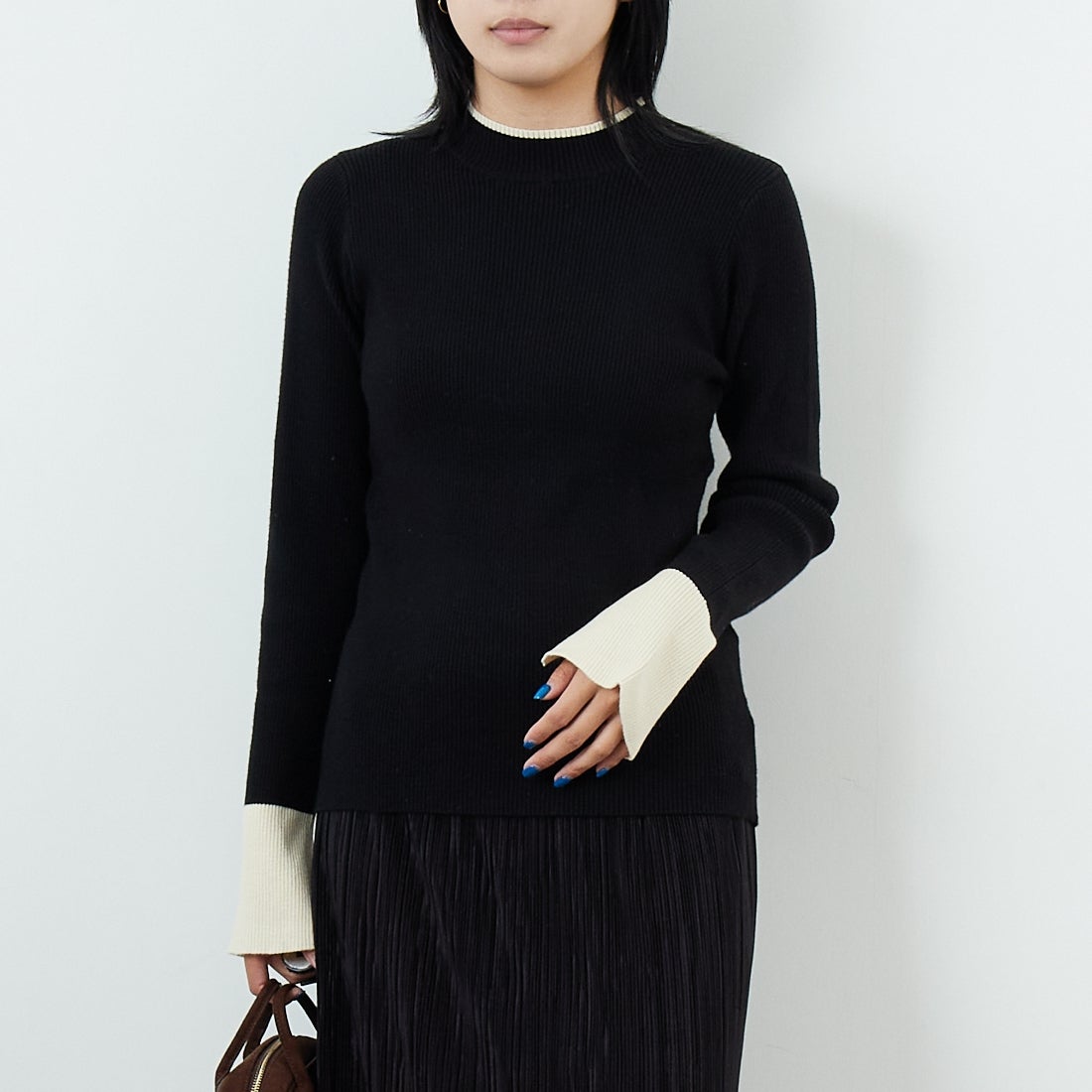 Maison de L'allure [メゾン ドゥ ラリュール] バイカラーリブニット [M23121008] 09 BLK/OFF &&モデル身長：167cm 着用サイズ：F&&