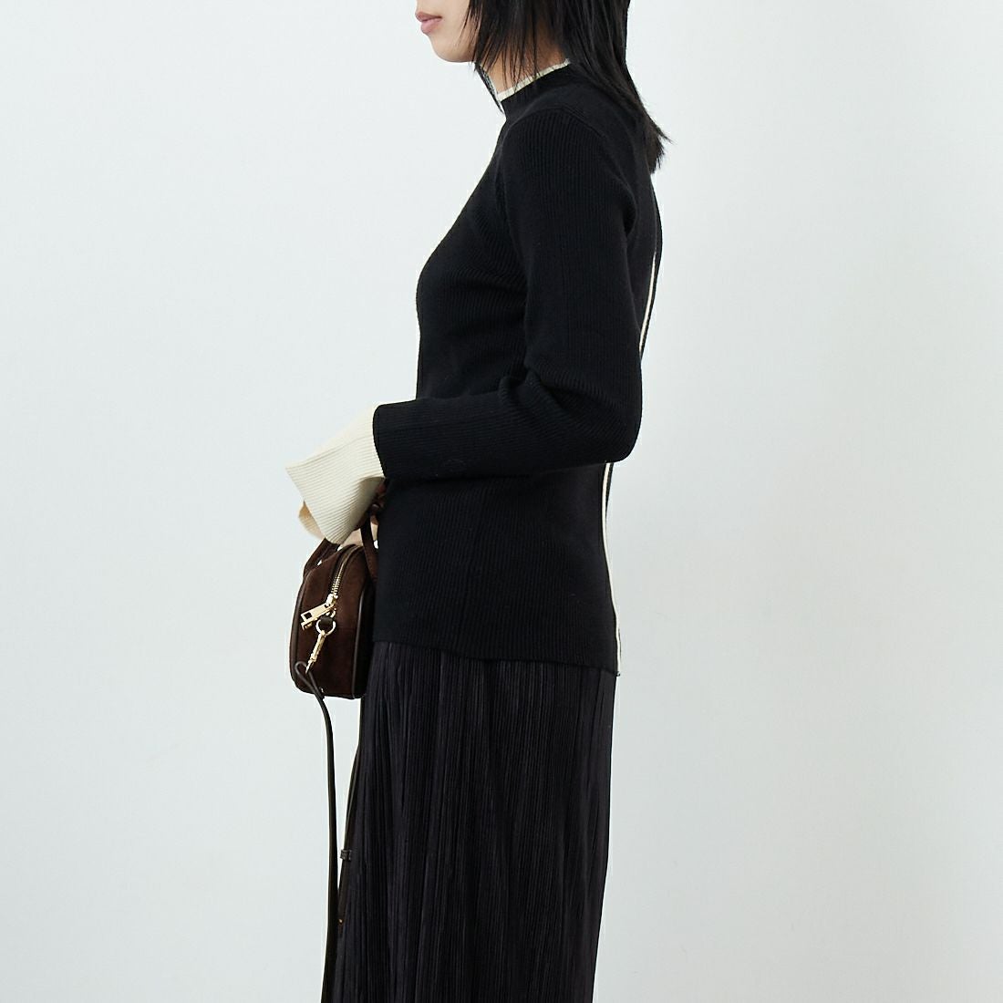 Maison de L'allure [メゾン ドゥ ラリュール] バイカラーリブニット [M23121008] 09 BLK/OFF &&モデル身長：167cm 着用サイズ：F&&