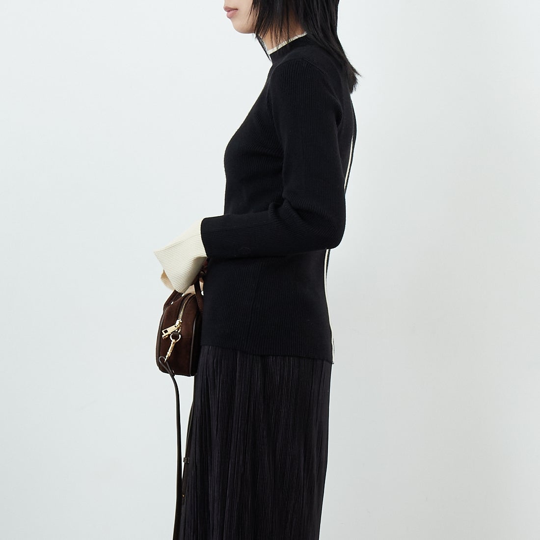 Maison de L'allure [メゾン ドゥ ラリュール] バイカラーリブニット [M23121008] 09 BLK/OFF &&モデル身長：167cm 着用サイズ：F&&