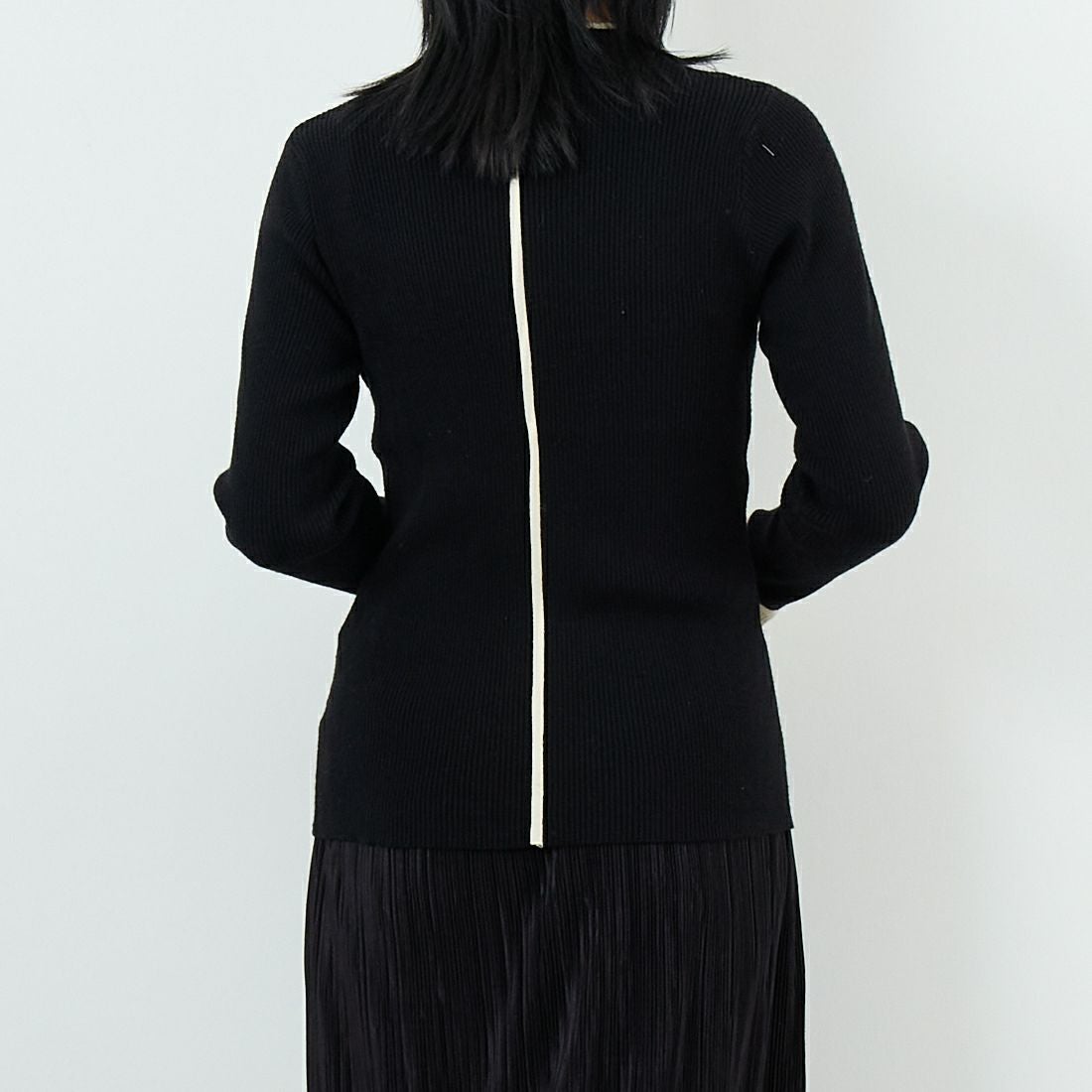 Maison de L'allure [メゾン ドゥ ラリュール] バイカラーリブニット [M23121008] 09 BLK/OFF &&モデル身長：167cm 着用サイズ：F&&