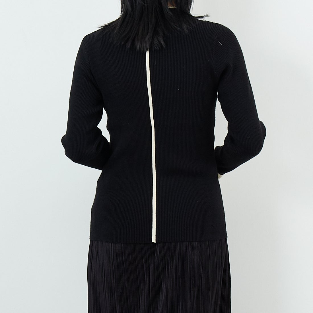 Maison de L'allure [メゾン ドゥ ラリュール] バイカラーリブニット [M23121008] 09 BLK/OFF &&モデル身長：167cm 着用サイズ：F&&