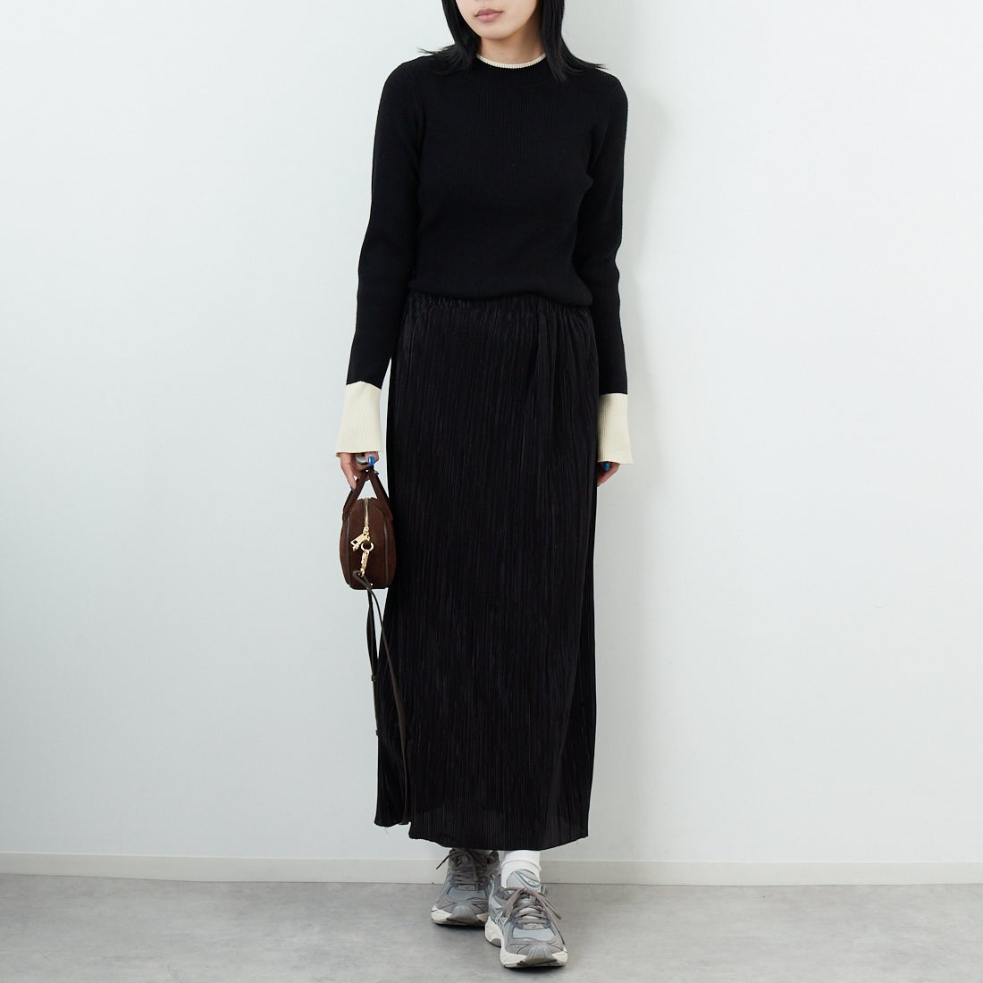 Maison de L'allure [メゾン ドゥ ラリュール] バイカラーリブニット [M23121008] 09 BLK/OFF &&モデル身長：167cm 着用サイズ：F&&