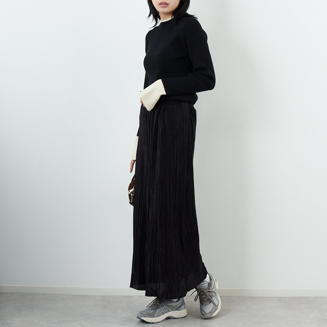 Maison de L'allure [メゾン ドゥ ラリュール] バイカラーリブニット [M23121008] 09 BLK/OFF &&モデル身長：167cm 着用サイズ：F&&