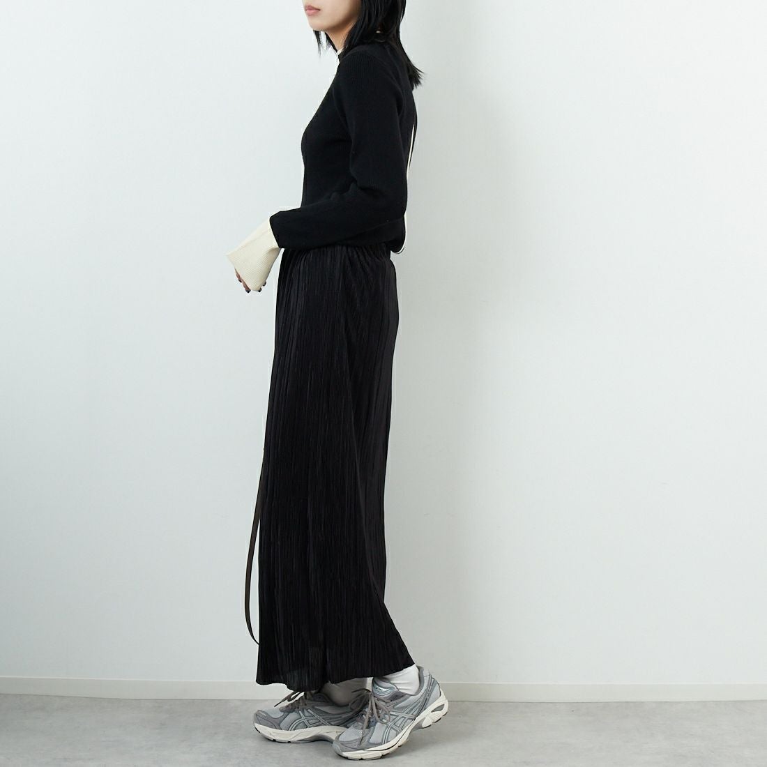 Maison de L'allure [メゾン ドゥ ラリュール] バイカラーリブニット [M23121008] 09 BLK/OFF &&モデル身長：167cm 着用サイズ：F&&