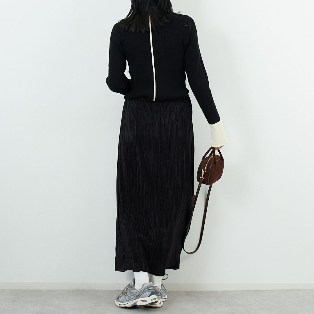 Maison de L'allure [メゾン ドゥ ラリュール] バイカラーリブニット [M23121008] 09 BLK/OFF &&モデル身長：167cm 着用サイズ：F&&