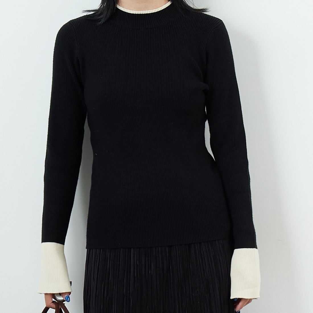 Maison de L'allure [メゾン ドゥ ラリュール] バイカラーリブニット [M23121008] 09 BLK/OFF &&モデル身長：167cm 着用サイズ：F&&