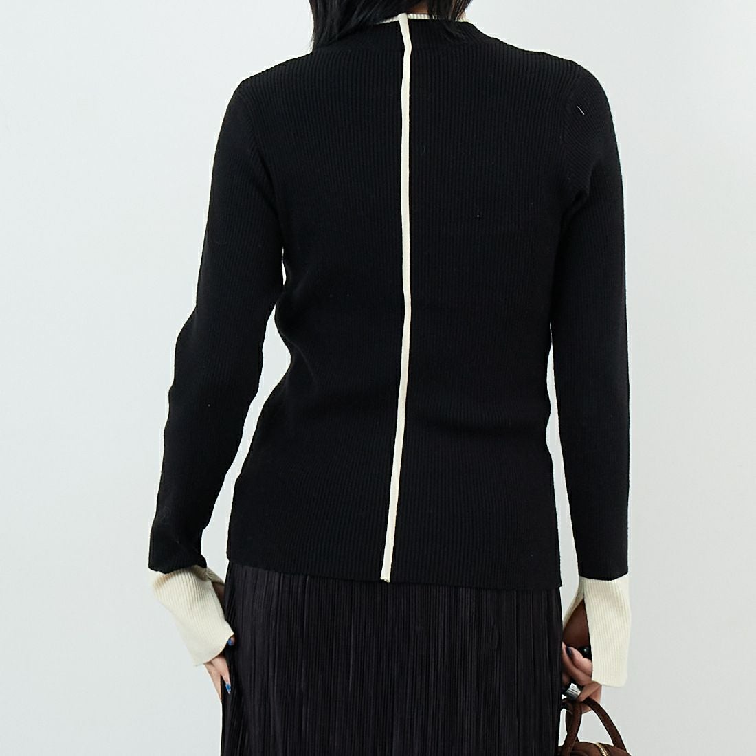 Maison de L'allure [メゾン ドゥ ラリュール] バイカラーリブニット [M23121008] 09 BLK/OFF &&モデル身長：167cm 着用サイズ：F&&