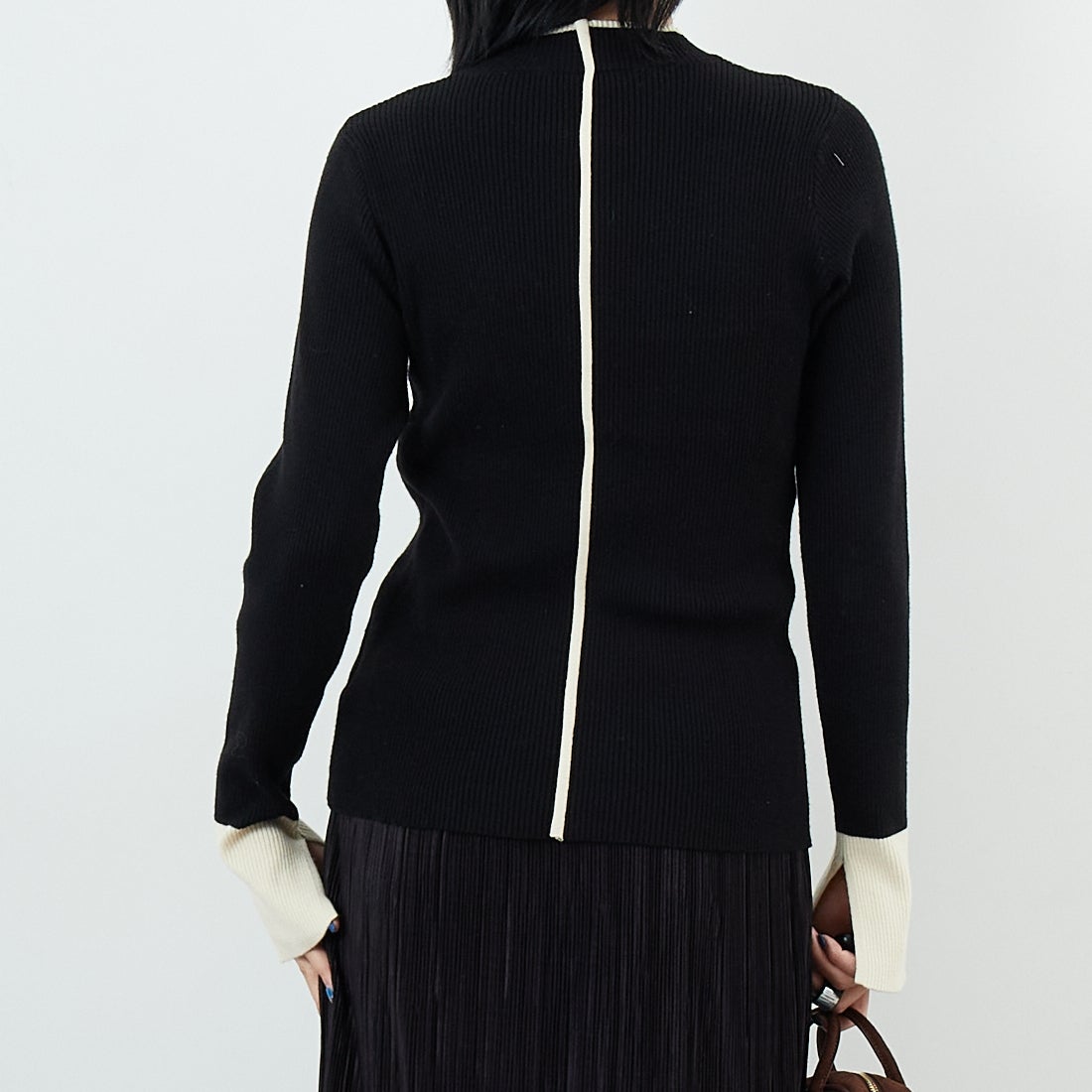 Maison de L'allure [メゾン ドゥ ラリュール] バイカラーリブニット [M23121008] 09 BLK/OFF &&モデル身長：167cm 着用サイズ：F&&