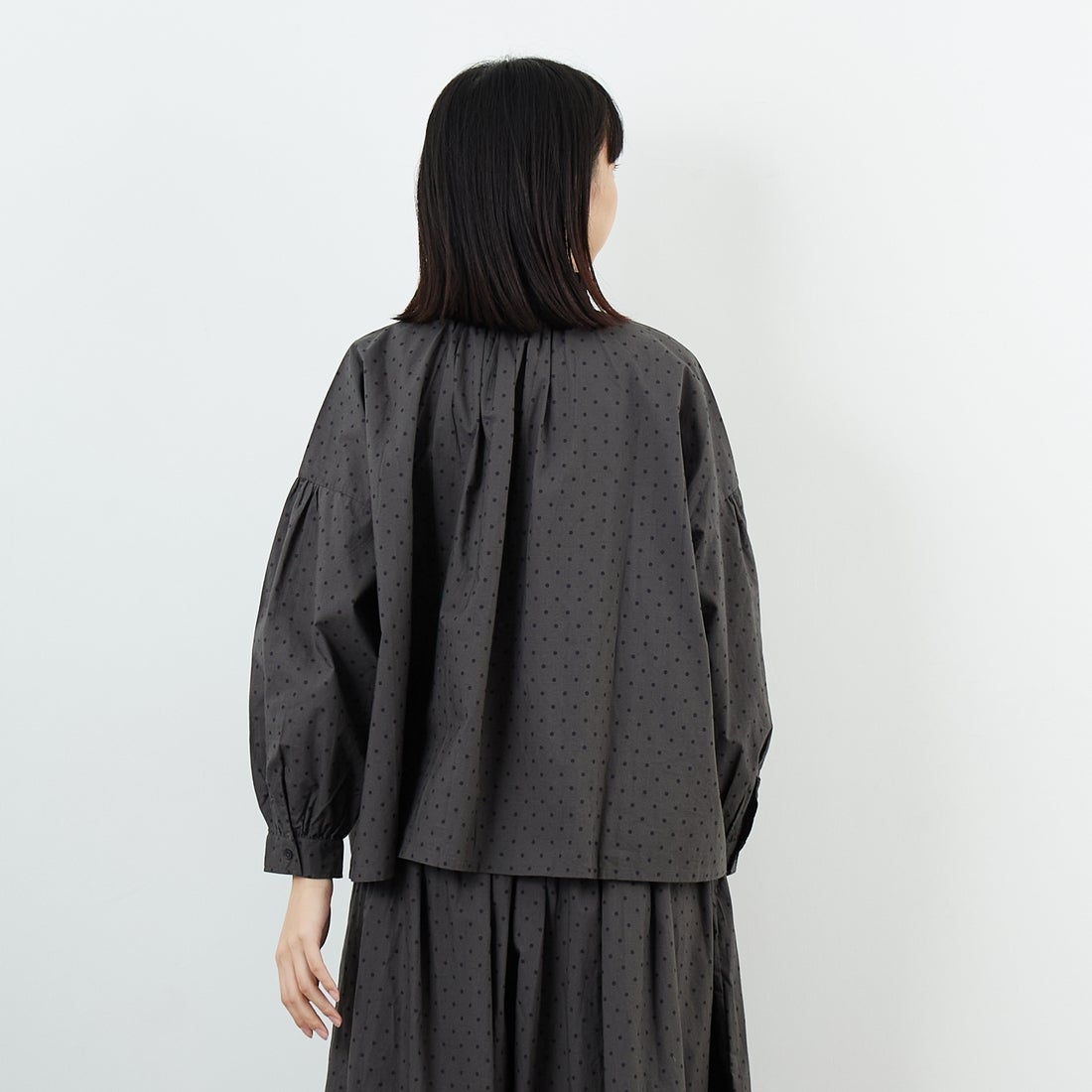 soil [ソイル] ドットコットンポプリン フリルカラーシャツ [NSL25533] 973M GY M. &&モデル身長：162cm 着用サイズ：1&&