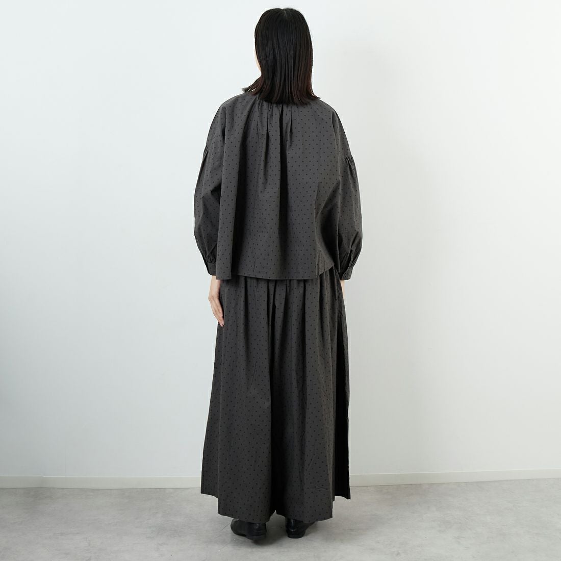 soil [ソイル] ドットコットンポプリン フリルカラーシャツ [NSL25533] 973M GY M. &&モデル身長：162cm 着用サイズ：1&&