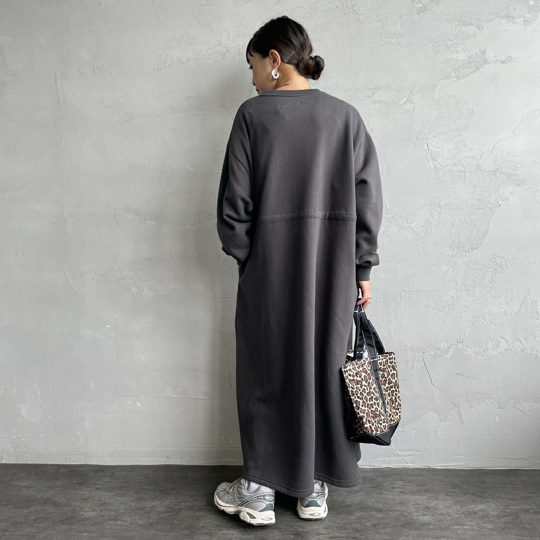 THE FOX [ザフォックス] ウエストドローコード スウェットワンピース [JFL25AW-07-JF] SUMIKURO &&モデル身長：150cm 着用サイズ：S&&