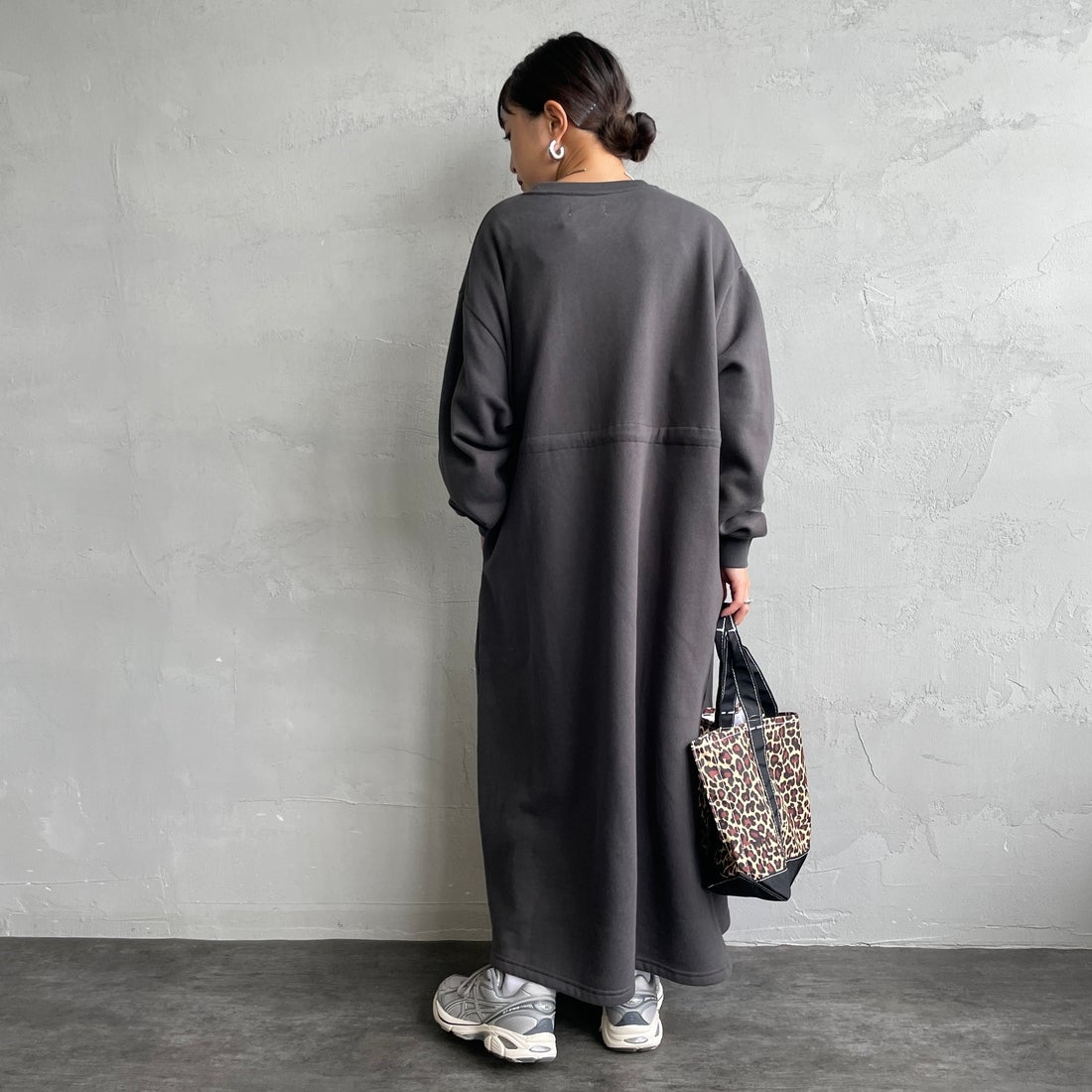 THE FOX [ザフォックス] ウエストドローコード スウェットワンピース [JFL25AW-07-JF] SUMIKURO &&モデル身長：150cm 着用サイズ：S&&